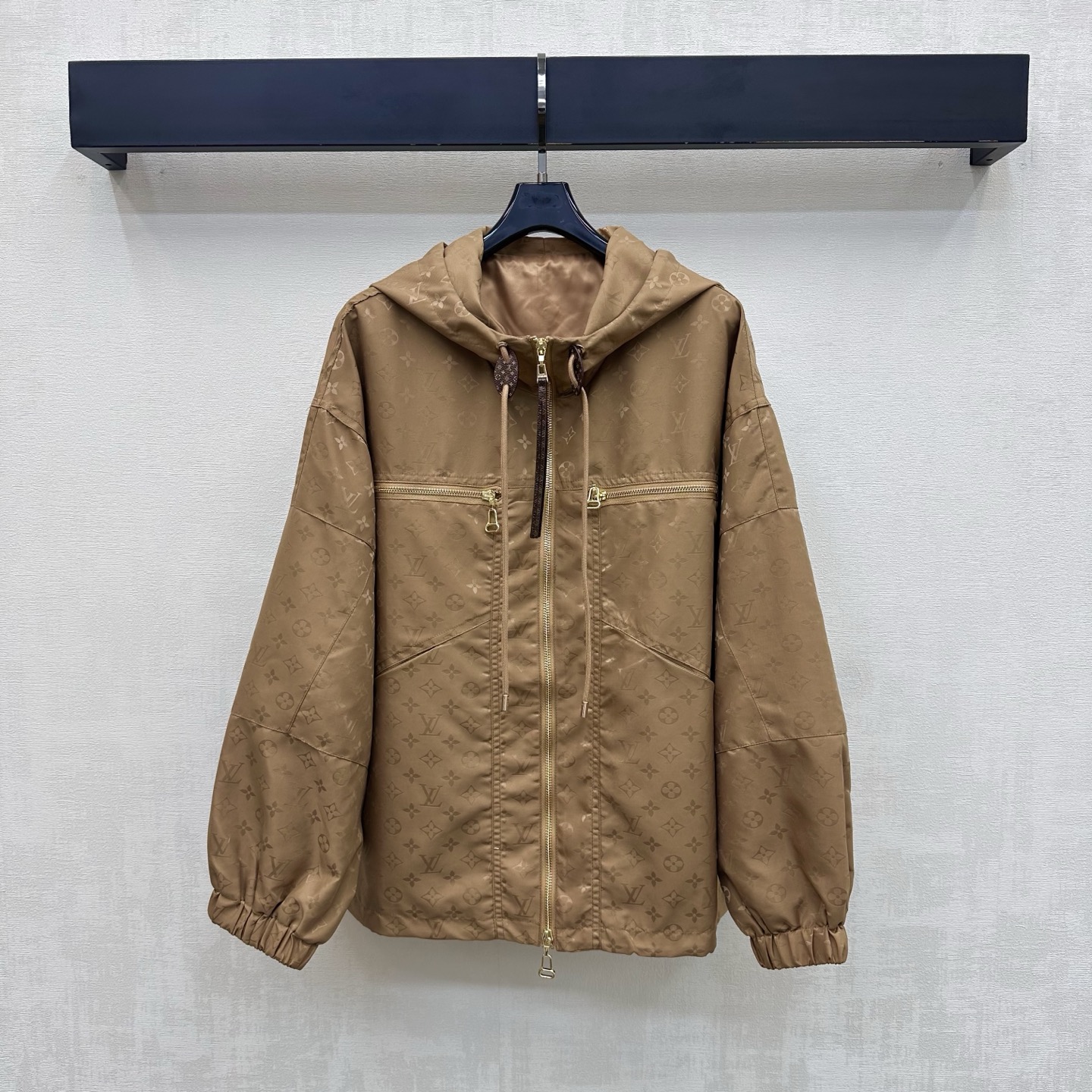 NO:878082,Louis Vuitto*2026 new products are on the shelves. The dark pattern jacquard hooded storm jacket is made of YB imported jacquard nylon material. It is made of glossy texture, stiff and stylish. Symmetrical zipper pocket decoration on the chest. The zipper leather buckle is used to adjust the hem drawstring adjustment design. It is matched with the elastic processing of the cuffs to add a sense of layering. The iconic four-leaf clover letter logo is embellished with dark pattern jacquard to highlight the brand tone. Surface accessories development. Hooded drawstring storm jacket tailoring.  Casual and stylish, high version in 2 colors, Louis Vuitton, jackets & coats, hats,19860909Louis Vuitto*2026新品上架暗纹提花连帽冲锋外套定制YB进口提花尼龙材质 质感光泽 挺括有型 胸前对称拉链口袋装饰 沿用拉链皮扣调节配合下摆抽绳调节设计 配合袖口松紧处理 增添造型层次感 通体标志性四叶草字母徽标暗纹提花点缀 彰显品牌调性 面辅料开发 连帽抽绳冲锋外套剪裁 随意外搭出彩时髦 高版本2色,,louis vuitton,jackets & coats,hats,,Women's clothing