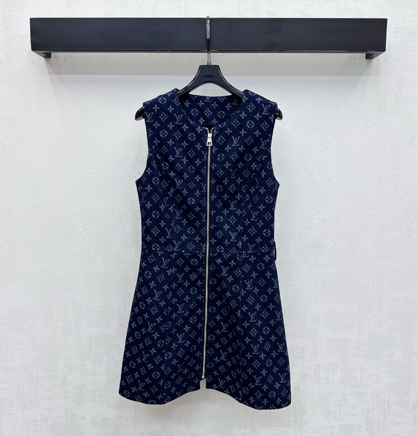 NO:878078,Louis Vuitto*2026 new products launched laser denim vest dress customized YB imported twill cotton denim material full of texture repeated enzyme washing process not easy to dye and discolor ready-to-wear fully covered with the iconic four-leaf clover jacquard letter logo element to highlight the brand tone continue to use the placket metal zipper adjustment design to add layering to the style simple and advanced surface accessories development round neck waist vest dress tailoring daily commuting and dating wear retro high-end fashionable style high version, Louis  vuitton,skirts,19860909Louis Vuitto*2026新品上架激光牛仔背心裙定制YB进口斜纹全棉牛仔材质 质感十足 反复酵素水洗工艺处理 不易染色脱色 成衣满铺标志性四叶草提花字母徽标元素 彰显品牌调性 沿用开襟金属拉链调节设计 增添造型层次感 简约高级 面辅料开发 圆领收腰背心裙剪裁 日常通勤约会穿搭复古高级 时髦洋气 高版本,,louis vuitton,skirts,,Women's clothing