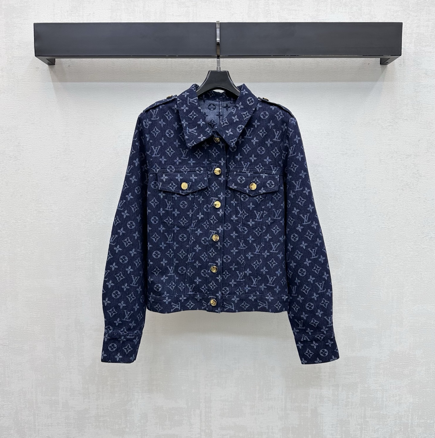 NO:878093,Louis Vuitto*2026 new product launch laser denim jacket jacket customized YB imported twill cotton denim material, full of texture, repeated enzyme washing process, not easy to dye and discolor, ready-to-wear is covered with the iconic four-leaf clover jacquard letter logo element, highlighting the brand's tone, symmetrical flap pockets on the chest with placket engraved metal buttons for adjustment and decoration, adding a sense of layering to the look, simple and advanced surface accessories development, lapel jacket jacket tailoring, can be matched with skirts and trousers of the same series  Daily commuting and date wear, retro and high-end, fashionable and stylish, high version,,louis vuitton,skirts,jackets & coats,jackets & coats,19860909Louis Vuitto*2026新品上架激光牛仔夹克外套定制YB进口斜纹全棉牛仔材质 质感十足 反复酵素水洗工艺处理 不易染色脱色 成衣满铺标志性四叶草提花字母徽标元素 彰显品牌调性 胸前对称翻盖口袋配合开襟刻印金属纽扣调节装饰 增添造型层次感 简约高级 面辅料开发 翻领夹克外套剪裁 可搭配同系列裙裤装 日常通勤约会穿搭复古高级 时髦洋气 高版本,,louis vuitton,skirts,jackets & coats,jackets & coats,,Women's clothing