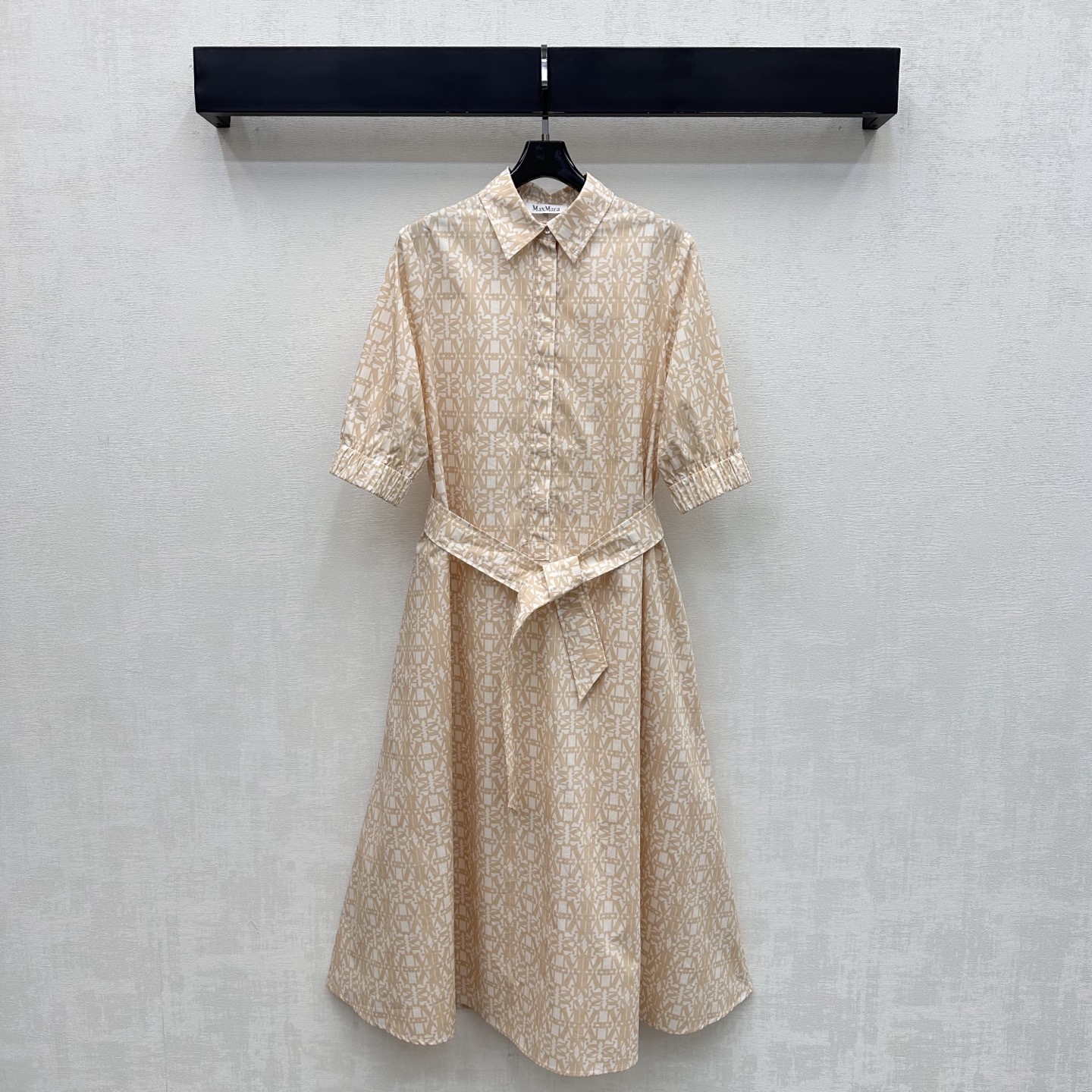 NO:878403,Max Mar*2026 spring and summer new geometric letter dress is made of custom YB imported twill cotton material. It is soft and skin-friendly. The classic beige gold tone is gentle and elegant. The upper body has a high-end and elegant Italian atmosphere. The half-front hidden button adjustment is combined with the fabric lace design to easily outline the graceful waistline and add layering to the look. The iconic geometric letter print logo pattern elements are printed all over the body to highlight the brand's tone. Development of surface accessories. Lapel short-sleeved dress tailoring. You can easily create high-end Italian style for daily commuting or weekend vacation wear.   高版本,,skirts,T-shirt,19860909Max Mar*2026春夏新品几何字母连衣裙定制YB进口斜纹棉材质 柔软亲肤舒适 经典米金色调温柔显气质 上身自带高级优雅的意式氛围 半开襟隐藏纽扣调节配合本布系带设计 轻松勾勒曼妙腰线 增添造型层次感 通体满印标志性几何字母印花徽标图案元素 彰显品牌调性 面辅料开发 翻领短袖连衣裙剪裁 日常通勤还是周末度假穿搭都能轻松打造意式高级风  高版本,,skirts,T-shirt,,Women's clothing