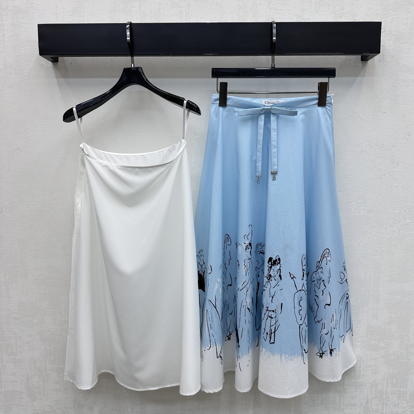 NO:878390,Dio*2026 new products are on the shelves. Ink portrait printed gradient skirt. Customized YB imported twill cotton material. The texture is soft and smooth. Breathable and sweat-absorbent. It has a slight natural drape. The fresh light blue tone is gentle and shows temperament.  Highlight the brand's tone and full of artistic sense. The hem adopts gradient dyeing process to enrich the visual effect. Development of surface accessories. High-waist pleated skirt tailoring. Wear casually to create a high-end romantic style. High version, dior, skirts,19860909Dio*2026新品上架水墨人像印花渐变半裙定制YB进口斜纹棉材质 质地柔软顺滑 透气吸汗 带有微微自然垂坠感 清新浅蓝色调温柔显气质 上身自带文艺优雅的意式氛围 A字大摆裙型裁剪处理 增添造型层次感 遮肉显瘦修饰身形 走动间飘逸灵动 饰以水墨风格人像印花 黑白笔触与浅蓝底色碰撞设计 彰显品牌调性 艺术感十足 下摆采用渐变晕染工艺丰富视觉效果 面辅料开发 高腰压褶半裙剪裁 随意搭配穿搭打造高级浪漫风  高版本,,dior,skirts,,Women's clothing