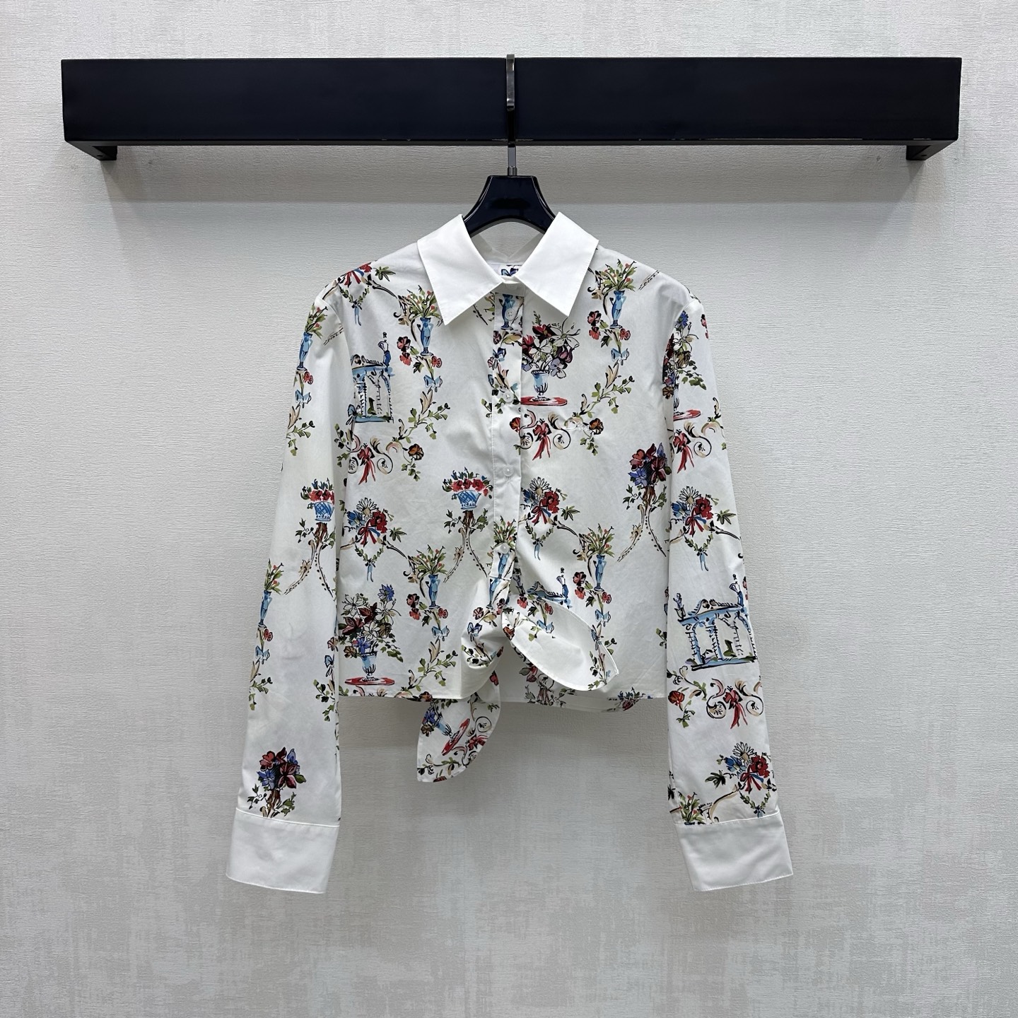 NO:878388,Dio*2026 new products are on the shelves. Hand-painted printed lace-up shirts are made of custom-made YB imported twill cotton. The texture is soft and smooth. Breathable and sweat-absorbent. The contrasting color lapel design is used to modify the neck line. It can be adjusted with the waist tie to easily outline the graceful waistline and add layering to the look. The whole body is printed with hand-painted flowers and vase prints to highlight the brand's tone. The colors are soft and the lines are smooth. Surface accessories are developed. The lapel short shirt is cut and can be matched with skirts of the same series.  Easily create a high-end Italian style by wearing a complete set. High version, dior, skirts, shirts,19860909Dio*2026新品上架手绘印花系带衬衫定制YB进口斜纹棉材质 质地柔软顺滑 透气吸汗 沿用拼接撞色翻领设计 修饰颈部线条 配合腰间系带收腰调节处理 轻松勾勒曼妙腰线 增添造型层次感 通体满印手绘风格的繁花与花瓶印花图案 彰显品牌调性 色彩柔和线条流畅 面辅料开发 翻领短款衬衣剪裁 可搭配同系列半裙 成套穿搭轻松打造意式高级风 高版本,,dior,skirts,shirts,,Women's clothing