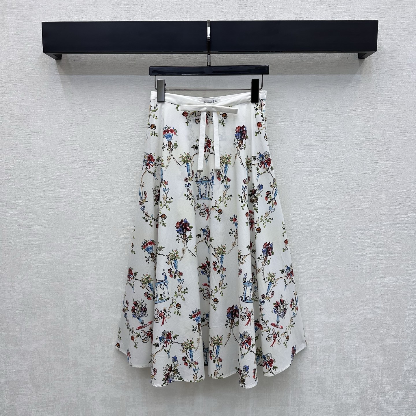 NO:878405,Dio*2026 new products are on the shelves. The hand-painted printed pleated skirt is made of YB imported twill cotton. The texture is soft and smooth. Breathable and sweat-absorbent. The spliced and contrasting waist design is used to modify the body line. It is cut with an A-line mid-length skirt to cover the flesh. It is elegant and flexible when walking. Adds a sense of layering to the look. The whole body is printed with hand-painted flowers and vase prints to highlight the brand's tonality. The colors are soft and the lines are smooth. The development of surface accessories. High-waisted pleated skirt tailoring.  Can be paired with shirts from the same series to easily create a high-end Italian style when worn as a set. High version, dior, skirts, shirts,19860909Dio*2026新品上架手绘印花压褶半裙定制YB进口斜纹棉材质 质地柔软顺滑 透气吸汗 沿用拼接撞色腰头设计 修饰身形线条 配合A字中长款裙摆裁剪遮肉显瘦 走动间飘逸灵动 增添造型层次感 通体满印手绘风格的繁花与花瓶印花图案 彰显品牌调性 色彩柔和线条流畅 面辅料开发 高腰压褶半裙剪裁 可搭配同系列衬衫 成套穿搭轻松打造意式高级风 高版本,,dior,skirts,shirts,,Women's clothing