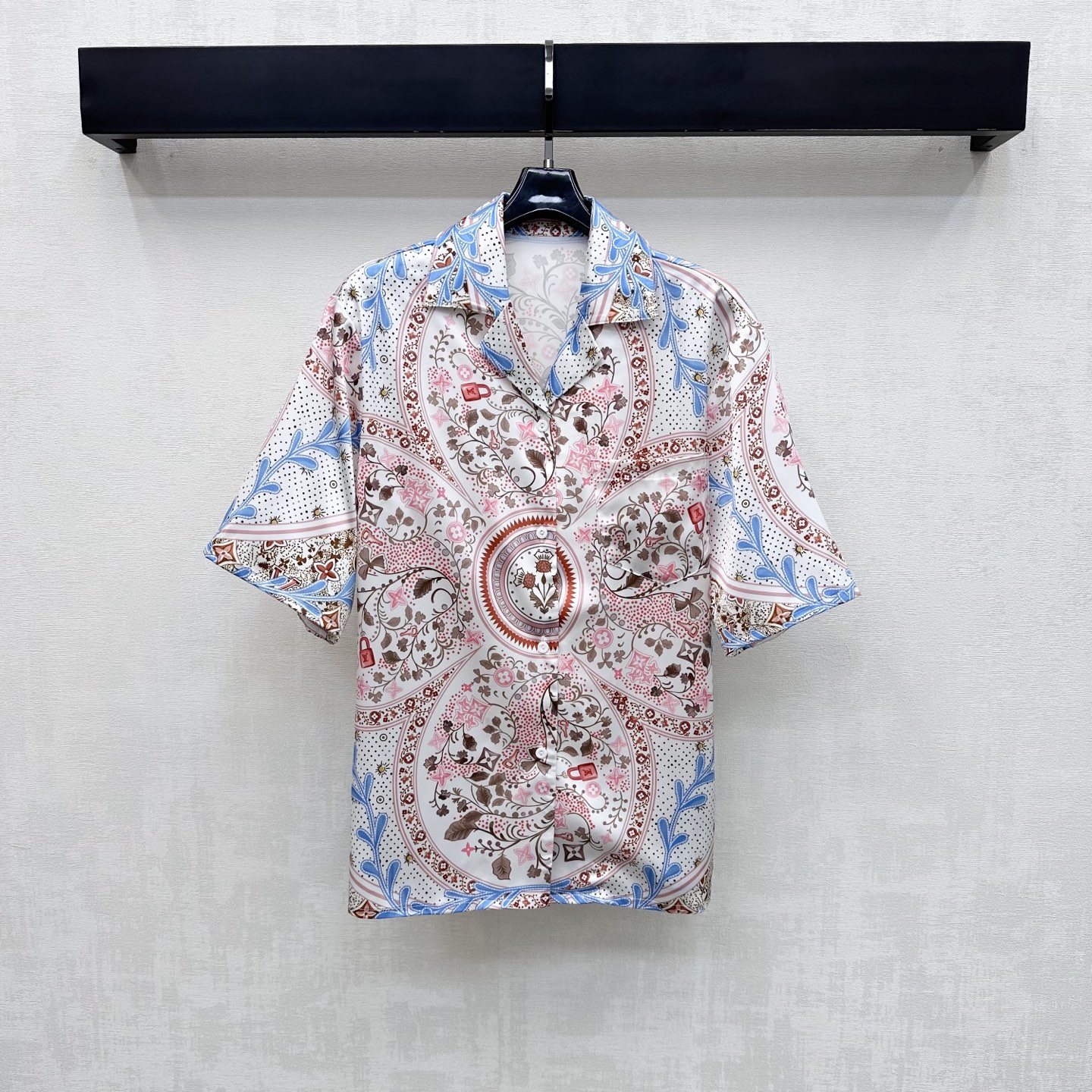 NO:878399,Louis Vuitto*2026 new products are on the shelves. The flowery short-sleeved shirt is made of YB imported twill silk. It is soft, breathable and skin-friendly. It has a slight natural luster. It has a classic pink and blue color and is gentle and elegant. The upper body has an elegant and high-end Italian atmosphere. The gun-notch lapel design modifies the body shape and adds aura. Modifies the neck line. The placket button adjusts the chest pocket decoration to add a sense of layering to the look. The whole body is printed with flowers and the iconic four-leaf clover letter print logo pattern to highlight the brand's tone.  The colors are soft and the lines are smooth, enriching the visual focus and artistic sense. Development of surface accessories. Lapel short-sleeved shirt tailoring. Can be paired with long shorts of the same series. For daily commuting or weekend vacations, you can easily create a high-end Italian style with a complete set. High version, Louis Vuitton, shorts, shirts, T-shirt,19860909Louis Vuitto*2026新品上架 繁花短袖衬衣定制YB进口斜纹绸材质 柔软透气亲肤 带有微微自然光泽感 经典粉蓝繁色调 温柔显气质 上身自带优雅高级的意式氛围 枪驳式翻领设计修饰身形增加气场 修饰颈部线条 开襟纽扣调节胸前口袋装饰 增添造型层次感 通体满印繁花与标志性四叶草字母印花徽标图案 彰显品牌调性 色彩柔和线条流畅 丰富视觉焦点与艺术感 面辅料开发 翻领短袖衬衫剪裁 可搭配同系列长短裤 日常通勤还是周末度假 成套穿搭都能轻松打造意式高级风 高版本,,louis vuitton,shorts,shirts,T-shirt,,Women's clothing