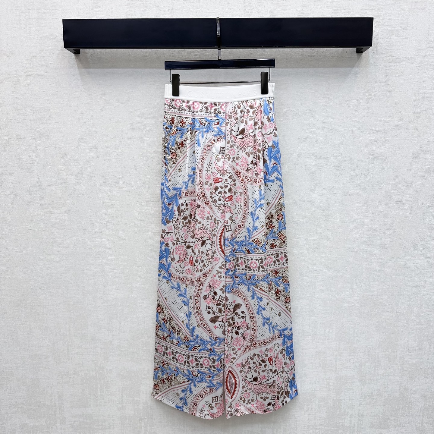 NO:878393,Louis Vuitto*2026 new products are on the shelves. Straight-leg trousers with floral webbing, custom made of YB imported twill material. Soft, breathable and skin-friendly, with a slight natural luster. Classic pink and blue tones, gentle and elegant. The upper body has an elegant and high-end Italian atmosphere. The elastic elastic waist design with letter webbing is used to modify the body shape and increase aura. It can be adjusted with side zippers for easy putting on and taking off. Adds a sense of layering to the look. The entire body is printed with flowers and the iconic four-leaf clover letter printed logo pattern.  Highlight the brand tone, soft colors and smooth lines, rich visual focus and artistic sense. Development of fabrics and accessories. High-waisted straight trousers cut. Can be paired with shirts of the same series. Whether for daily commuting or weekend vacations, you can easily create a high-end Italian style with a complete set. High version, Louis Vuitton, shirts,19860909Louis Vuitto*2026新品上架 繁花织带直筒长裤定制YB进口斜纹绸材质 柔软透气亲肤 带有微微自然光泽感 经典粉蓝繁色调 温柔显气质 上身自带优雅高级的意式氛围 沿用字母织带弹力松紧腰设计修饰身形增加气场 配合侧拉链调节处理方便穿脱 增添造型层次感 通体满印繁花与标志性四叶草字母印花徽标图案 彰显品牌调性 色彩柔和线条流畅 丰富视觉焦点与艺术感 面辅料开发 高腰直筒长裤剪裁 可搭配同系列衬衫 日常通勤还是周末度假 成套穿搭都能轻松打造意式高级风 高版本,,louis vuitton,shirts,,Women's clothing