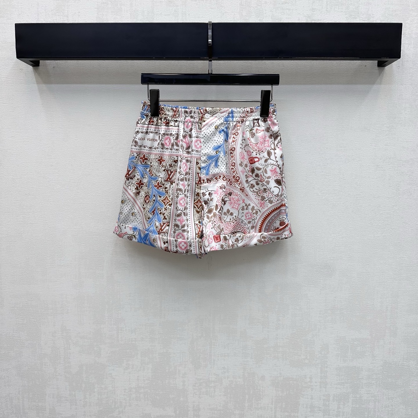 NO:878397,Louis Vuitto*2026 new products are on the shelves. Floral fold-over shorts are made of YB imported twill silk. They are soft, breathable and skin-friendly. They have a slight natural luster. Classic pink and blue tones. Gentle and elegant. The upper body has an elegant and high-end Italian atmosphere. The waist design can be adjusted with zipper buttons for easy putting on and taking off. It adds a sense of layering to the look. The whole body is printed with flowers and the iconic four-leaf clover letter printed logo pattern to highlight the brand's tonality. The colors are soft and the lines are smooth, enriching the visual focus and artistic sense.  Development of surface accessories. High-waisted straight shorts. Can be paired with shirts from the same series. For daily commuting or weekend vacations, you can easily create a high-end Italian style by wearing a complete set. High version, louis vuitton, shorts, shirts,19860909Louis Vuitto*2026新品上架 繁花翻折短裤定制YB进口斜纹绸材质 柔软透气亲肤 带有微微自然光泽感 经典粉蓝繁色调 温柔显气质 上身自带优雅高级的意式氛围 沿用拉链纽扣调节腰头设计方便穿脱 增添造型层次感 通体满印繁花与标志性四叶草字母印花徽标图案 彰显品牌调性 色彩柔和线条流畅 丰富视觉焦点与艺术感 面辅料开发 高腰直筒短裤剪裁 可搭配同系列衬衫 日常通勤还是周末度假 成套穿搭都能轻松打造意式高级风 高版本,,louis vuitton,shorts,shirts,,Women's clothing