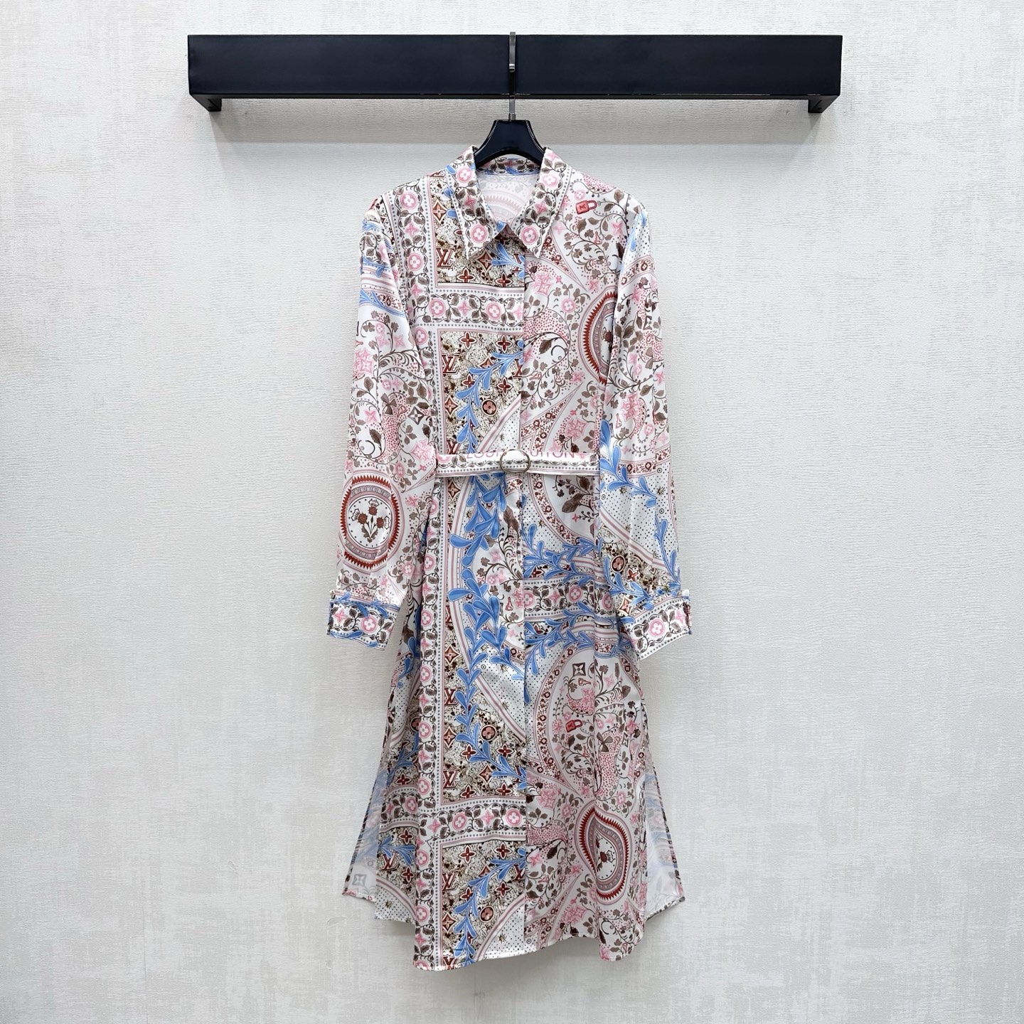 NO:878389,Louis Vuitto*2026 new products are on the shelves. The floral shirt dress is made of YB imported twill silk. It is soft, breathable and skin-friendly. It has a slight natural luster. It has a classic pink and blue color and is gentle and elegant. The upper body has an elegant and high-end Italian atmosphere. The long windbreaker style design modifies the body shape and adds aura. The lapel version modifies the neck line. Use the hidden placket button to adjust the fabric laces to easily outline the graceful waistline and add layering to the look.  The entire body is printed with flowers and the iconic four-leaf clover letter logo pattern to highlight the brand's tone. The colors are soft and smooth, and the lines are rich in visual focus and artistic sense. Development of fabric accessories. Tailoring of long-sleeved dress with lapels. You can easily create Italian high-end style for daily commuting or weekend vacations. High version, Louis Vuitton, skirts,19860909Louis Vuitto*2026新品上架 繁花衬衣裙定制YB进口斜纹绸材质 柔软透气亲肤 带有微微自然光泽感 经典粉蓝繁色调 温柔显气质 上身自带优雅高级的意式氛围 长款风衣式设计修饰身形增加气场 翻领版型修饰颈部线条 配合隐藏式开襟纽扣调节本布系带轻松勾勒曼妙腰线 增添造型层次感 通体满印繁花与标志性四叶草字母印花徽标图案 彰显品牌调性 色彩柔和线条流畅 丰富视觉焦点与艺术感 面辅料开发 翻领长袖连衣裙剪裁 日常通勤还是周末度假 都能轻松打造意式高级风 高版本,,louis vuitton,skirts,,Women's clothing