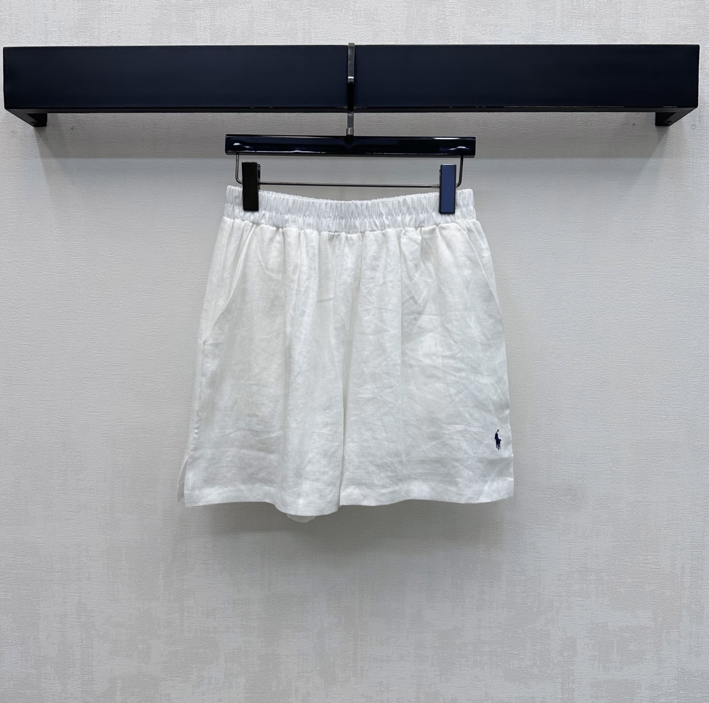 NO:878422,Ralph Laure*2026 new arrivals embroidered logo linen shorts customized YB imported linen fabric. Lightweight and breathable texture, dry and skin-friendly. With the unique texture of natural fiber and micro-wrinkle effect. The upper body has a high-end, lazy and quiet luxury atmosphere. The elastic elastic adjustment design is used to accommodate various waistlines. It is easy to put on and take off without a sense of restraint. The loose silhouette version covers the flesh invisible and has an excellent drape feeling. Visually elongates the body proportion lines, making you appear taller and slimmer. Development of surface accessories  High-waisted straight-leg shorts cut, you can match them casually to create an old-money, high-end style. Elegant and casual. High version in 4 colors, loro piana, shorts,19860909Ralph Laure*2026新品上架刺绣徽标亚麻短裤定制YB进口亚麻面料 质地轻盈透气 触感干爽亲肤 带有天然纤维的独特肌理感与微皱效果 上身自带高级慵懒的静奢氛围 沿用弹力松紧调节设计 包容各种腰围穿脱方便无束缚感 宽松廓形版型遮肉于无形 垂坠感极佳 视觉上拉长身材比例线条 显高显瘦 面辅料开发 高腰直筒短裤剪裁 随意搭配穿搭轻松打造老钱高级风 优雅又随性 高版本4色,,loro piana,shorts,,Women's clothing