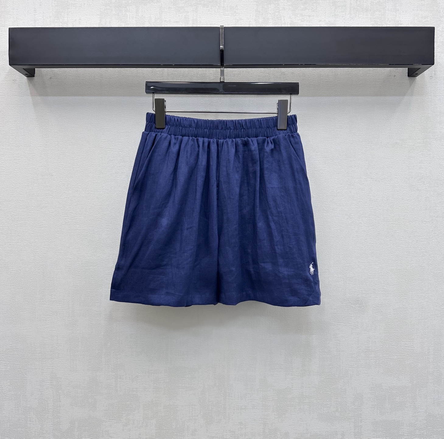 NO:878410,Ralph Laure*2026 new arrivals embroidered logo linen shorts customized YB imported linen fabric. Lightweight and breathable texture, dry and skin-friendly. With the unique texture of natural fiber and micro-wrinkle effect. The upper body has a high-end, lazy and quiet luxury atmosphere. The elastic elastic adjustment design is used to accommodate various waistlines. It is easy to put on and take off without a sense of restraint. The loose silhouette version covers the flesh invisible and has an excellent drape feeling. Visually elongates the body proportion lines, making you appear taller and slimmer. Development of surface accessories  High-waisted straight-leg shorts cut, you can match them casually to create an old-money, high-end style. Elegant and casual. High version in 4 colors, loro piana, shorts,19860909Ralph Laure*2026新品上架刺绣徽标亚麻短裤定制YB进口亚麻面料 质地轻盈透气 触感干爽亲肤 带有天然纤维的独特肌理感与微皱效果 上身自带高级慵懒的静奢氛围 沿用弹力松紧调节设计 包容各种腰围穿脱方便无束缚感 宽松廓形版型遮肉于无形 垂坠感极佳 视觉上拉长身材比例线条 显高显瘦 面辅料开发 高腰直筒短裤剪裁 随意搭配穿搭轻松打造老钱高级风 优雅又随性 高版本4色,,loro piana,shorts,,Women's clothing