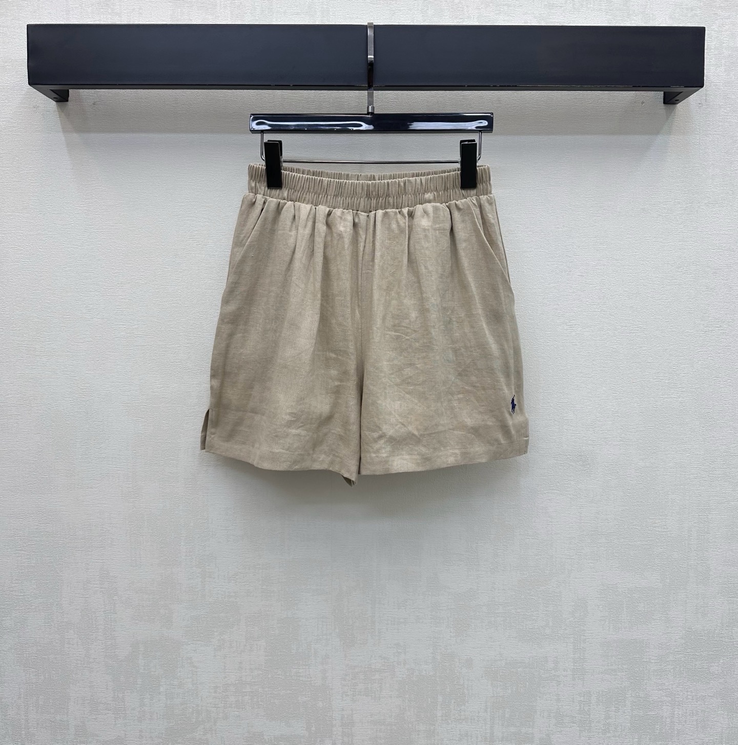 NO:878416,Ralph Laure*2026 new arrivals embroidered logo linen shorts customized YB imported linen fabric. Lightweight and breathable texture, dry and skin-friendly. With the unique texture of natural fiber and micro-wrinkle effect. The upper body has a high-end, lazy and quiet luxury atmosphere. The elastic elastic adjustment design is used to accommodate various waistlines. It is easy to put on and take off without a sense of restraint. The loose silhouette version covers the flesh invisible and has an excellent drape feeling. Visually elongates the body proportion lines, making you appear taller and slimmer. Development of surface accessories  High-waisted straight-leg shorts cut, you can match them casually to create an old-money, high-end style. Elegant and casual. High version in 4 colors, loro piana, shorts,19860909Ralph Laure*2026新品上架刺绣徽标亚麻短裤定制YB进口亚麻面料 质地轻盈透气 触感干爽亲肤 带有天然纤维的独特肌理感与微皱效果 上身自带高级慵懒的静奢氛围 沿用弹力松紧调节设计 包容各种腰围穿脱方便无束缚感 宽松廓形版型遮肉于无形 垂坠感极佳 视觉上拉长身材比例线条 显高显瘦 面辅料开发 高腰直筒短裤剪裁 随意搭配穿搭轻松打造老钱高级风 优雅又随性 高版本4色,,loro piana,shorts,,Women's clothing