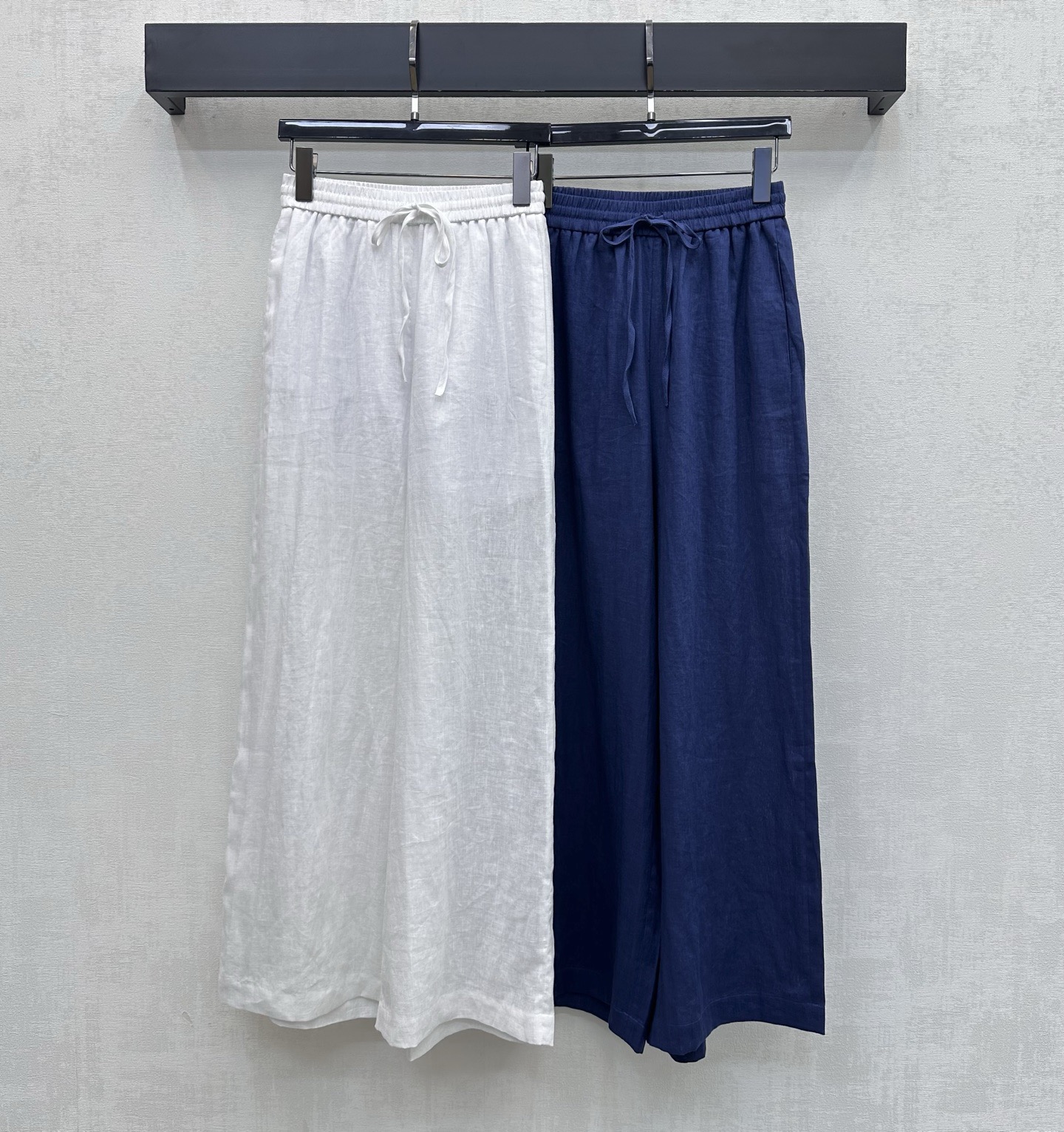 NO:878434,alph Laure*2026 new arrivals embroidered logo linen trousers customized YB imported linen fabric. Lightweight and breathable texture, dry and skin-friendly. With the unique texture of natural fiber and micro-wrinkle effect. The upper body has a high-end, lazy and quiet luxury atmosphere. The drawstring adjustment design of this fabric is used. It accommodates various waistlines and is easy to put on and take off without a sense of restraint. The loose silhouette version covers the flesh invisible and has an excellent drape feeling. It visually lengthens the body proportion lines and makes you appear taller and slimmer. Development of fabric accessories  High-waisted straight-leg trousers, you can match them casually to create an old-money, high-end style. Elegant and casual. High version in 2 colors, loro piana,19860909alph Laure*2026新品上架刺绣徽标亚麻长裤定制YB进口亚麻面料 质地轻盈透气 触感干爽亲肤 带有天然纤维的独特肌理感与微皱效果 上身自带高级慵懒的静奢氛围 沿用本布抽绳调节设计 包容各种腰围穿脱方便无束缚感 宽松廓形版型遮肉于无形 垂坠感极佳 视觉上拉长身材比例线条 显高显瘦 面辅料开发 高腰直筒长裤剪裁 随意搭配穿搭轻松打造老钱高级风 优雅又随性 高版本2色,,loro piana,,Women's clothing
