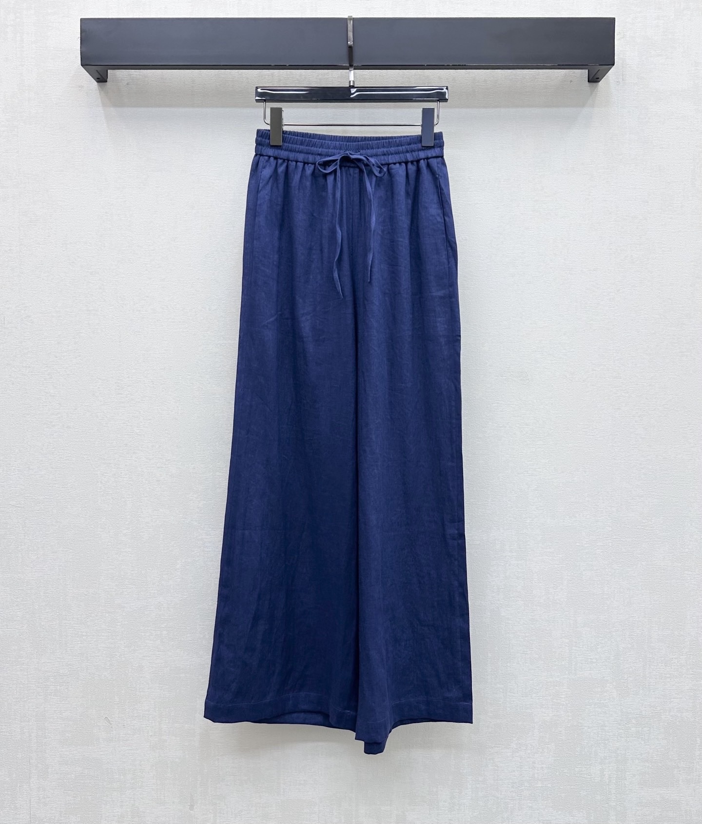 NO:878428,Ralph Laure*2026 new arrivals embroidered logo linen trousers customized YB imported linen fabric. Lightweight and breathable texture, dry and skin-friendly. With the unique texture of natural fibers and micro-wrinkle effect. The upper body has a high-end, lazy and quiet luxury atmosphere. The drawstring adjustment design of this fabric is used. It accommodates various waistlines and is easy to put on and take off without a sense of restraint. The loose silhouette version covers the flesh invisible and has an excellent drape feeling. It visually lengthens the body proportion lines and makes you appear taller and slimmer. Development of surface accessories  High-waisted straight-leg trousers, you can match them casually to create an old-money, high-end style. Elegant and casual. High version in 2 colors, loro piana,19860909Ralph Laure*2026新品上架刺绣徽标亚麻长裤定制YB进口亚麻面料 质地轻盈透气 触感干爽亲肤 带有天然纤维的独特肌理感与微皱效果 上身自带高级慵懒的静奢氛围 沿用本布抽绳调节设计 包容各种腰围穿脱方便无束缚感 宽松廓形版型遮肉于无形 垂坠感极佳 视觉上拉长身材比例线条 显高显瘦 面辅料开发 高腰直筒长裤剪裁 随意搭配穿搭轻松打造老钱高级风 优雅又随性 高版本2色,,loro piana,,Women's clothing
