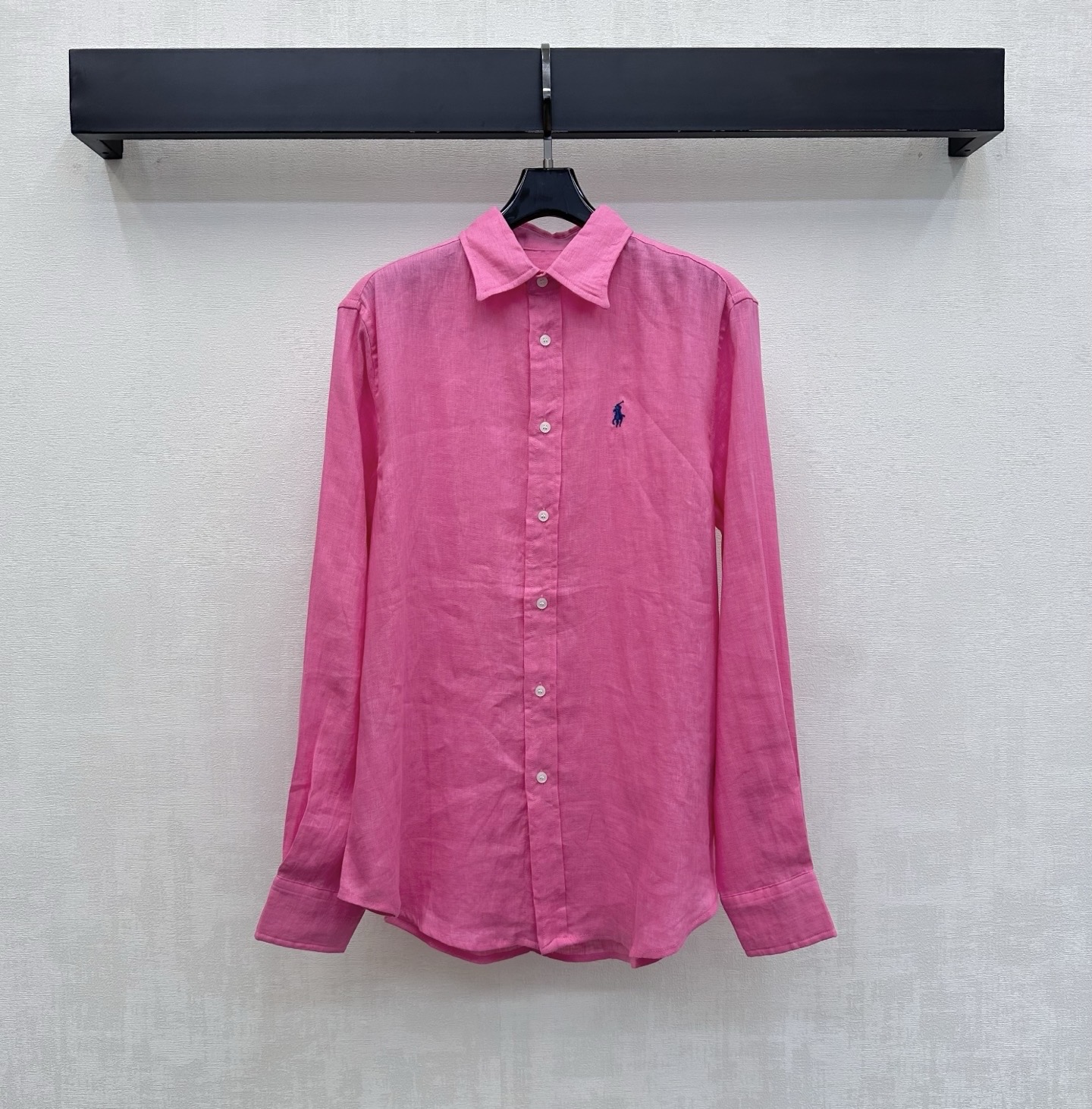 NO:878435,Ralph Laure*2026 new arrivals embroidered logo linen shirt customized YB imported linen fabric. Lightweight and breathable texture, dry and skin-friendly. With the unique texture of natural fiber and micro-wrinkle effect. The upper body has a high-end, lazy and quiet luxury atmosphere. The placket button adjustment design is used to accommodate various waistlines. It is easy to put on and take off without any sense of restraint. The loose silhouette version covers the flesh invisible and has an excellent drape feeling. It visually lengthens the body proportion lines and makes you appear taller and slimmer. Development of surface accessories  Lapel long-sleeved shirt tailoring. It can be worn casually to create an old-money high-end style. Elegant and casual. High-end version in 6 colors, loro piana, shirts,19860909Ralph Laure*2026新品上架刺绣徽标亚麻衬衣定制YB进口亚麻面料 质地轻盈透气 触感干爽亲肤 带有天然纤维的独特肌理感与微皱效果 上身自带高级慵懒的静奢氛围 沿用开襟纽扣调节设计 包容各种腰围穿脱方便无束缚感 宽松廓形版型遮肉于无形 垂坠感极佳 视觉上拉长身材比例线条 显高显瘦 面辅料开发 翻领长袖衬衫剪裁 随意搭配穿搭轻松打造老钱高级风 优雅又随性 高版本6色,,loro piana,shirts,,Women's clothing