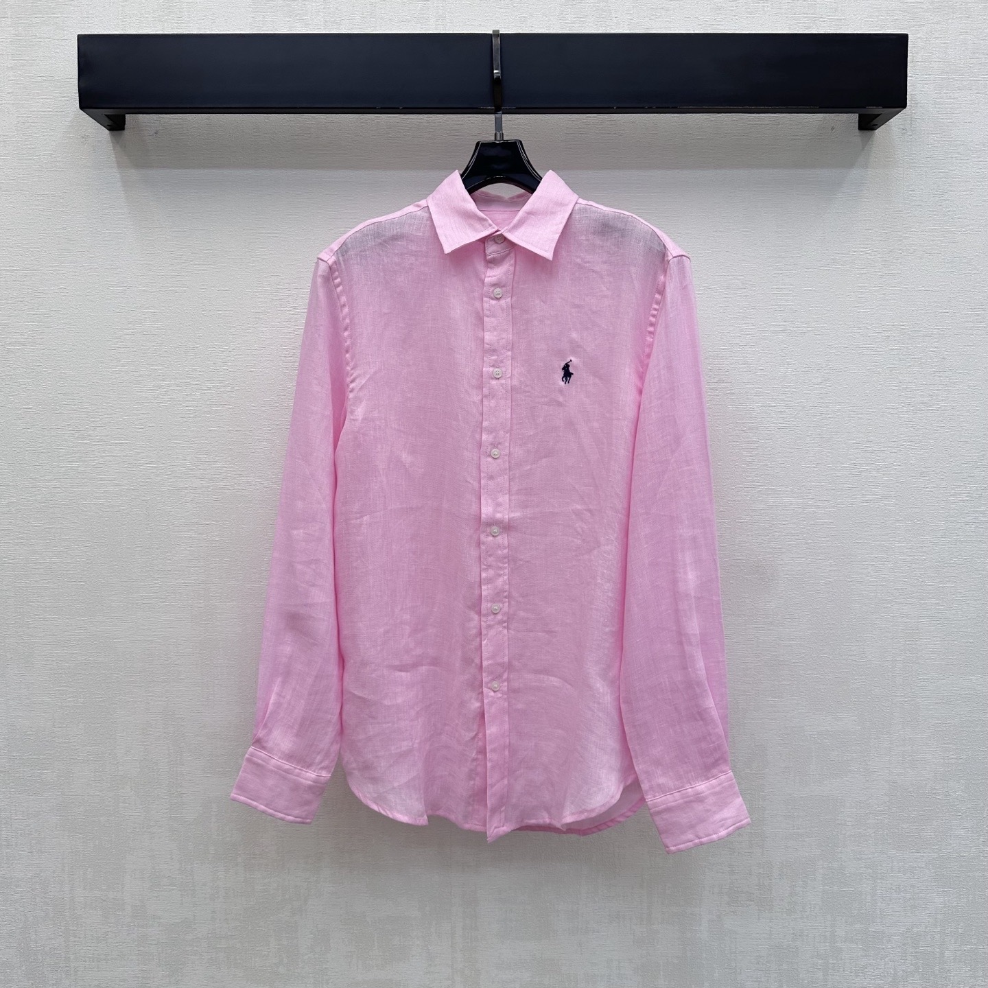 NO:878429,Ralph Laure*2026 new arrivals embroidered logo linen shirt customized YB imported linen fabric. Lightweight and breathable texture, dry and skin-friendly. With the unique texture of natural fiber and micro-wrinkle effect. The upper body has a high-end, lazy and quiet luxury atmosphere. The placket button adjustment design is used to accommodate various waistlines. It is easy to put on and take off without any sense of restraint. The loose silhouette version covers the flesh invisible and has an excellent drape feeling. It visually lengthens the body proportion lines and makes you appear taller and slimmer. Development of surface accessories  Lapel long-sleeved shirt tailoring. It can be worn casually to create an old-money high-end style. Elegant and casual. High-end version in 6 colors, loro piana, shirts,19860909Ralph Laure*2026新品上架刺绣徽标亚麻衬衣定制YB进口亚麻面料 质地轻盈透气 触感干爽亲肤 带有天然纤维的独特肌理感与微皱效果 上身自带高级慵懒的静奢氛围 沿用开襟纽扣调节设计 包容各种腰围穿脱方便无束缚感 宽松廓形版型遮肉于无形 垂坠感极佳 视觉上拉长身材比例线条 显高显瘦 面辅料开发 翻领长袖衬衫剪裁 随意搭配穿搭轻松打造老钱高级风 优雅又随性 高版本6色,,loro piana,shirts,,Women's clothing