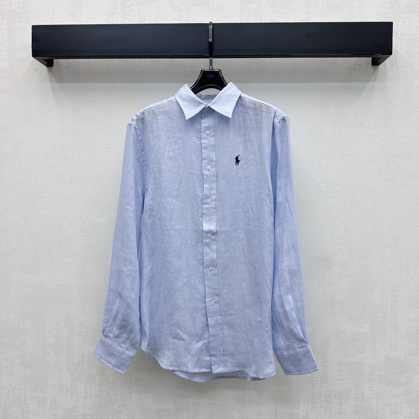 NO:878423,Ralph Laure*2026 new arrivals embroidered logo linen shirt customized YB imported linen fabric. Lightweight and breathable texture, dry and skin-friendly. With the unique texture of natural fiber and micro-wrinkle effect. The upper body has a high-end, lazy and quiet luxury atmosphere. The placket button adjustment design is used to accommodate various waistlines. It is easy to put on and take off without any sense of restraint. The loose silhouette version covers the flesh invisible and has an excellent drape feeling. It visually lengthens the body proportion lines and makes you appear taller and slimmer. Development of surface accessories  Lapel long-sleeved shirt tailoring. It can be worn casually to create an old-money high-end style. Elegant and casual. High-end version in 6 colors, loro piana, shirts,19860909Ralph Laure*2026新品上架刺绣徽标亚麻衬衣定制YB进口亚麻面料 质地轻盈透气 触感干爽亲肤 带有天然纤维的独特肌理感与微皱效果 上身自带高级慵懒的静奢氛围 沿用开襟纽扣调节设计 包容各种腰围穿脱方便无束缚感 宽松廓形版型遮肉于无形 垂坠感极佳 视觉上拉长身材比例线条 显高显瘦 面辅料开发 翻领长袖衬衫剪裁 随意搭配穿搭轻松打造老钱高级风 优雅又随性 高版本6色,,loro piana,shirts,,Women's clothing