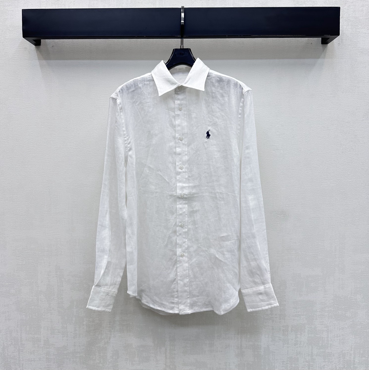 NO:878417,Ralph Laure*2026 new arrivals embroidered logo linen shirt customized YB imported linen fabric. Lightweight and breathable texture, dry and skin-friendly. With the unique texture of natural fiber and micro-wrinkle effect. The upper body has a high-end, lazy and quiet luxury atmosphere. The placket button adjustment design is used to accommodate various waistlines. It is easy to put on and take off without any sense of restraint. The loose silhouette version covers the flesh invisible and has an excellent drape feeling. It visually lengthens the body proportion lines and makes you appear taller and slimmer. Development of surface accessories  Lapel long-sleeved shirt tailoring. It can be worn casually to create an old-money high-end style. Elegant and casual. High-end version in 6 colors, loro piana, shirts,19860909Ralph Laure*2026新品上架刺绣徽标亚麻衬衣定制YB进口亚麻面料 质地轻盈透气 触感干爽亲肤 带有天然纤维的独特肌理感与微皱效果 上身自带高级慵懒的静奢氛围 沿用开襟纽扣调节设计 包容各种腰围穿脱方便无束缚感 宽松廓形版型遮肉于无形 垂坠感极佳 视觉上拉长身材比例线条 显高显瘦 面辅料开发 翻领长袖衬衫剪裁 随意搭配穿搭轻松打造老钱高级风 优雅又随性 高版本6色,,loro piana,shirts,,Women's clothing