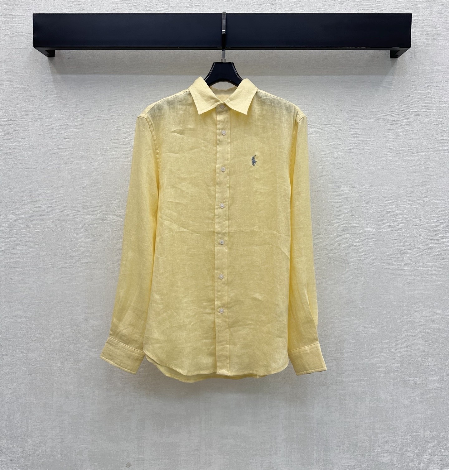 NO:878411,Ralph Laure*2026 new arrivals embroidered logo linen shirt customized YB imported linen fabric. Lightweight and breathable texture, dry and skin-friendly. With the unique texture of natural fiber and micro-wrinkle effect. The upper body has a high-end, lazy and quiet luxury atmosphere. The placket button adjustment design is used to accommodate various waistlines. It is easy to put on and take off without any sense of restraint. The loose silhouette version covers the flesh invisible and has an excellent drape feeling. It visually lengthens the body proportion lines and makes you appear taller and slimmer. Development of surface accessories  Lapel long-sleeved shirt tailoring. It can be worn casually to create an old-money high-end style. Elegant and casual. High-end version in 6 colors, loro piana, shirts,19860909Ralph Laure*2026新品上架刺绣徽标亚麻衬衣定制YB进口亚麻面料 质地轻盈透气 触感干爽亲肤 带有天然纤维的独特肌理感与微皱效果 上身自带高级慵懒的静奢氛围 沿用开襟纽扣调节设计 包容各种腰围穿脱方便无束缚感 宽松廓形版型遮肉于无形 垂坠感极佳 视觉上拉长身材比例线条 显高显瘦 面辅料开发 翻领长袖衬衫剪裁 随意搭配穿搭轻松打造老钱高级风 优雅又随性 高版本6色,,loro piana,shirts,,Women's clothing