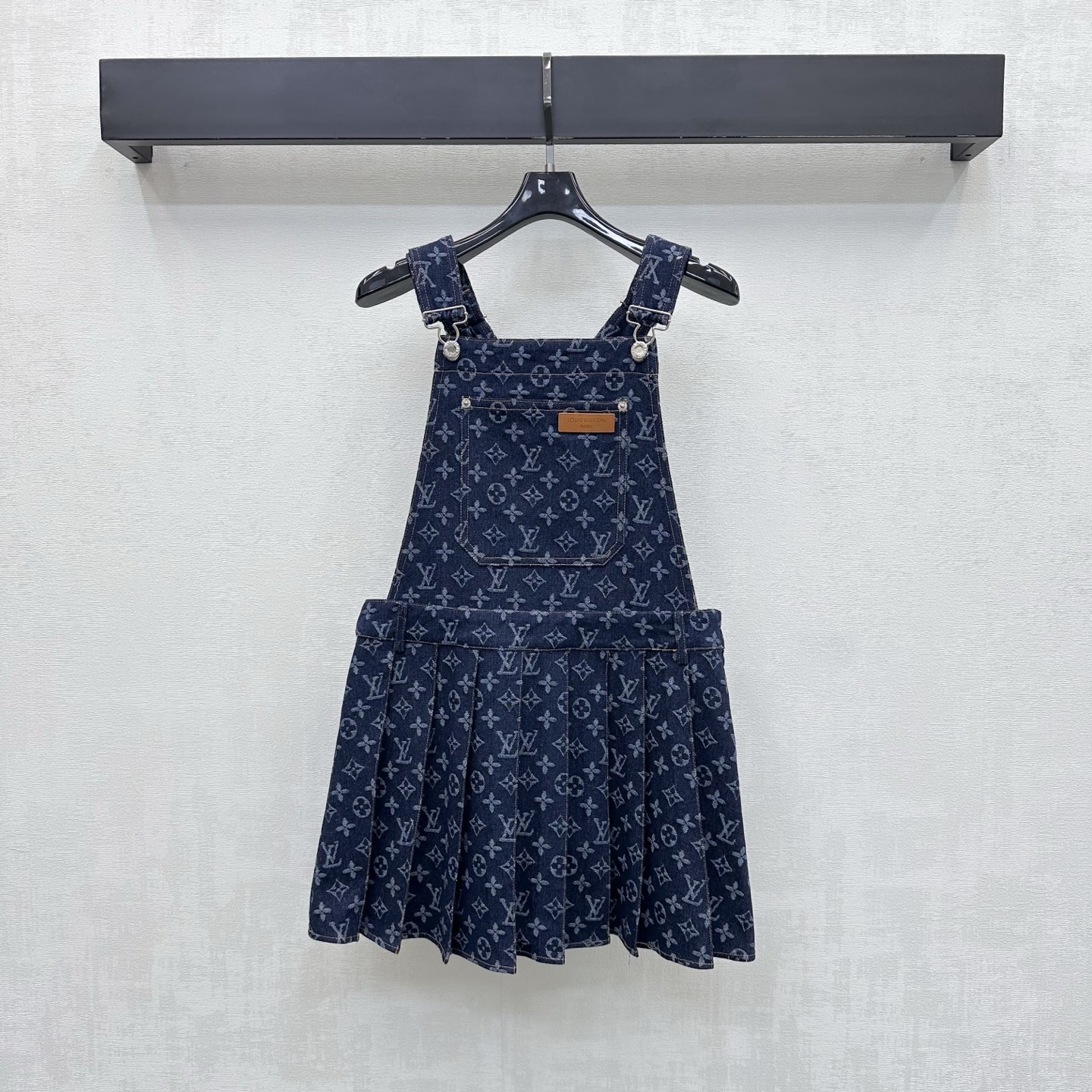 NO:878424,Louis Vuitto*2026 new arrivals jacquard denim suspender skirt customized YB imported jacquard denim material, full of texture, processed by repeated washing and color fixation process, not easy to dye and discolor, ready-to-wear is covered with the iconic four-leaf clover letter jacquard logo element, highlighting the brand tonality. The retro metal adjustment buckle is used to adjust the decoration. It is designed with the leather label with letters engraved on the chest to add a sense of layering to the look. Simple and advanced. Development of surface accessories. Suspender one-piece pleated skirt tailoring. Fashionable and stylish for daily commuting.  high version,,louis vuitton,skirts,19860909Louis Vuitto*2026新品上架提花牛仔背带裙定制YB进口提花牛仔材质 质感十足 反复水洗定色工艺处理 不易染色脱色 成衣满铺标志性四叶草字母提花徽标元素 彰显品牌调性 沿用复古金属调节扣带调节装饰 配合胸前刻印字母皮标设计 增添造型层次感 简约高级 面辅料开发 吊带连体百褶裙剪裁 日常通勤穿搭时髦洋气 高版本,,louis vuitton,skirts,,Women's clothing