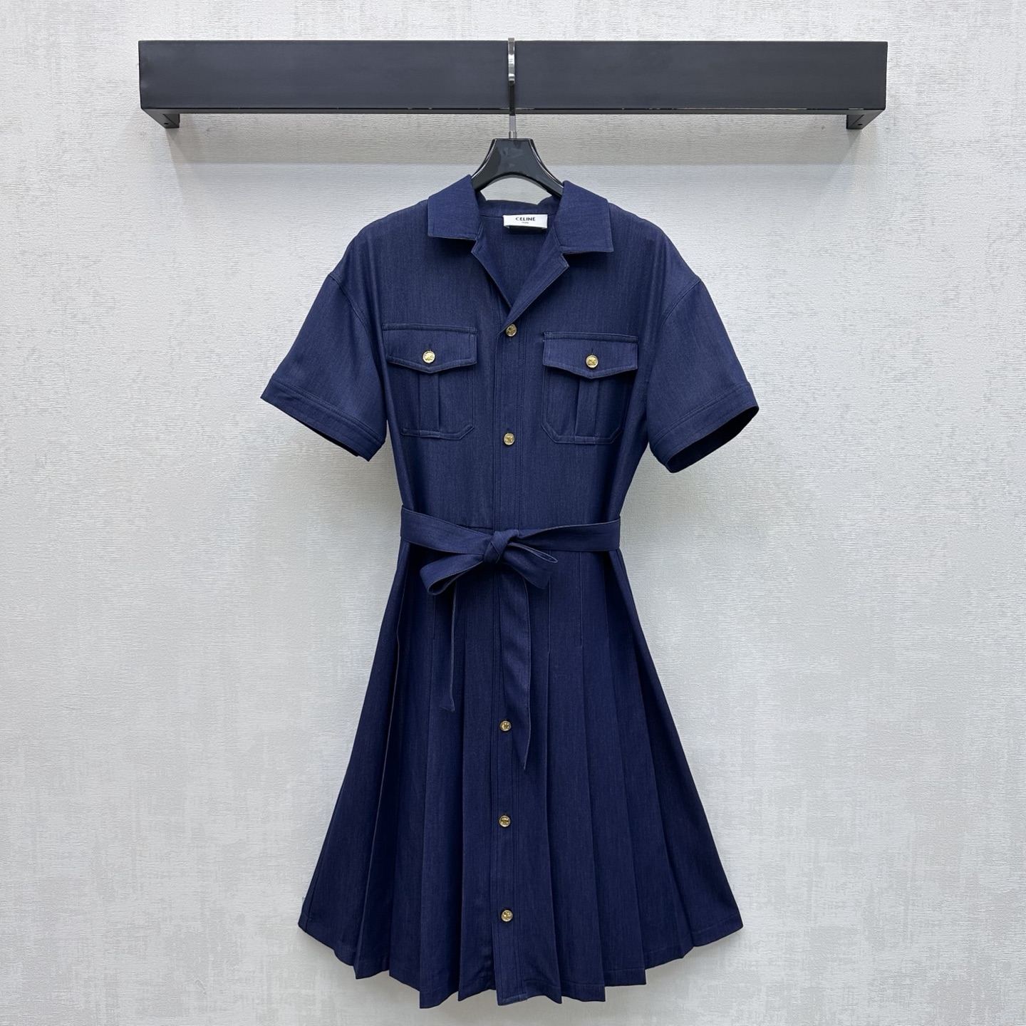 NO:878439,Celin*2026 new arrival belt denim dress customized YB imported twill cotton Tencel denim material Breathable, comfortable and stylish Use the placket logo design engraved with Arc de Triomphe metal buttons for adjustment and decoration Highlight the brand tone19860909Celin*2026新品上架腰带牛仔连衣裙定制YB进口斜纹棉天丝牛仔材质 透气舒适有型 沿用开襟标志设计刻印凯旋门金属纽扣调节装饰 彰显品牌调性 A字压褶裙摆裁剪本布系带收腰设计 增添造型层次感 面辅料开发 翻领短袖衬衫裙剪裁 通勤约会穿搭高级时髦   高版本,,celine,skirts,shirts,T-shirt,,Women's clothing