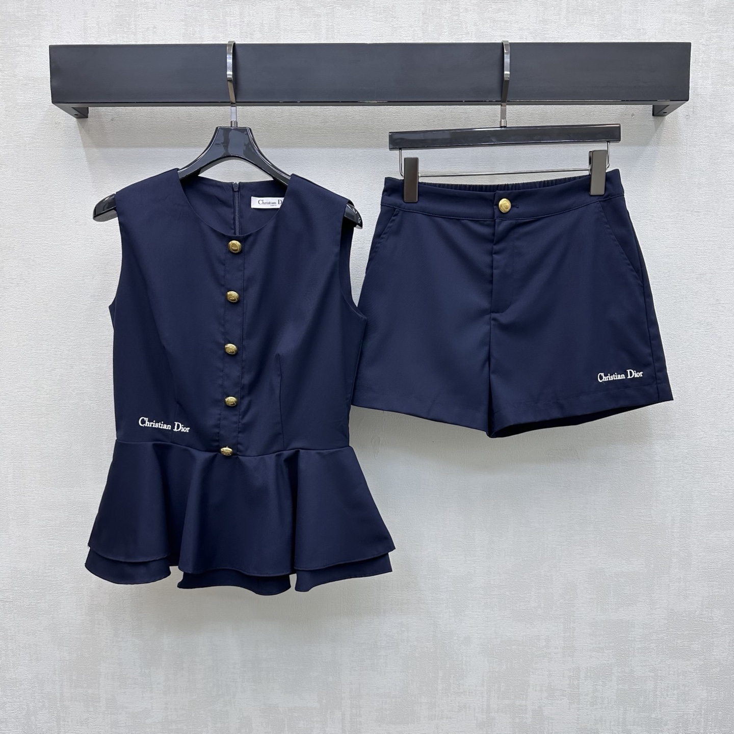 NO:878447,Dio*2026 new products are on the shelves. The ruffled vest and shorts suit is made of YB imported twill silk. It is shiny and smooth with texture. The waist is embellished with iconic letter embroidery logo decoration to highlight the brand tone. The metal button design is centered on the chest to add layering to the look. The development of fabric accessories. Round neck vest and high waist buttoned shorts suit. Simple and advanced. Daily commuting and dating complete set with high-end temperament. High version, dior, shorts,19860909Dio*2026新品上架荷叶边马甲短裤套装定制YB进口斜纹绸材质 光泽垂顺有质感 腰间点缀标志性字母刺绣徽标装饰 彰显品牌调性 胸前居中点缀金属纽扣设计 增添造型层次感 面辅料开发 圆领马甲高腰系扣短裤套装 简约高级 日常通勤约会成套穿搭高级气质 高版本,,dior,shorts,,Women's clothing