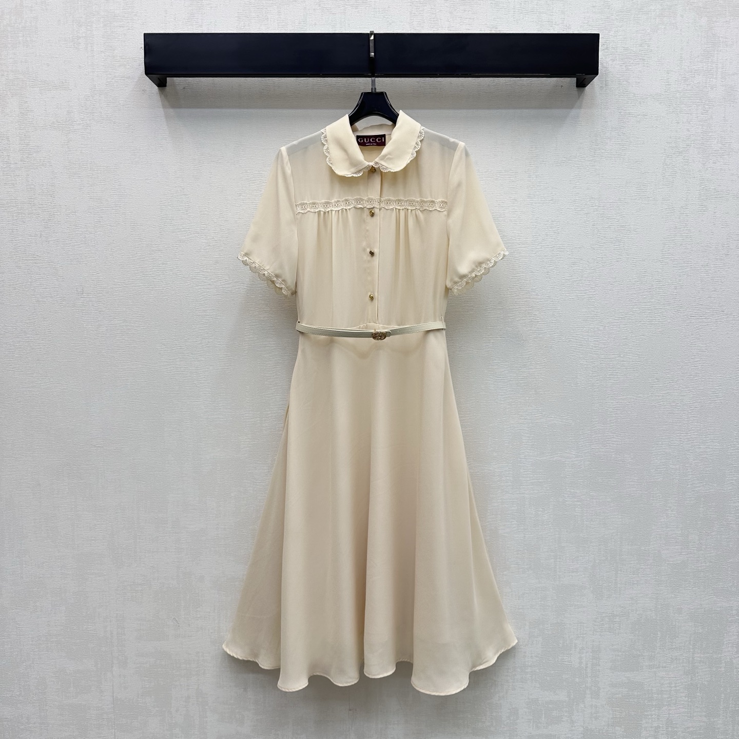 NO:878436,Gucc*2026 New Arrival Lace Splicing Belt Dress Made of YB Imported Twill Silk. It is Drapey, Breathable and Comfortable. It adopts the semi-open placket double G metal letter button adjustment design. It echoes the belt collection design at the waist and highlights the brand tone. The collar, cuffs and front are decorated with lace splicing decoration, and the pleated skirt cutting details add a sense of layering to the look. The version covers the flesh invisible and has an excellent drape feeling. Development of surface accessories. Lapel short-sleeved shirt dress tailoring  High-end and elegant outfit for commuting and dating. High version 2 colors, gucci, skirts, T-shirt,19860909Gucc*2026新品上架蕾丝拼接腰带连衣裙定制YB进口斜纹绸材质 垂顺透气舒适 沿用半开襟双G金属字母纽扣调节设计 呼应腰间皮带收型设计 彰显品牌调性 领边袖口前襟均点缀蕾丝花边拼接装饰配合压褶裙摆裁剪细节处理 增添造型层次感 版型遮肉于无形 垂坠感极佳 面辅料开发 翻领短袖衬衣裙剪裁 通勤约会穿搭高级优雅  高版本2色,,gucci,skirts,T-shirt,,Women's clothing