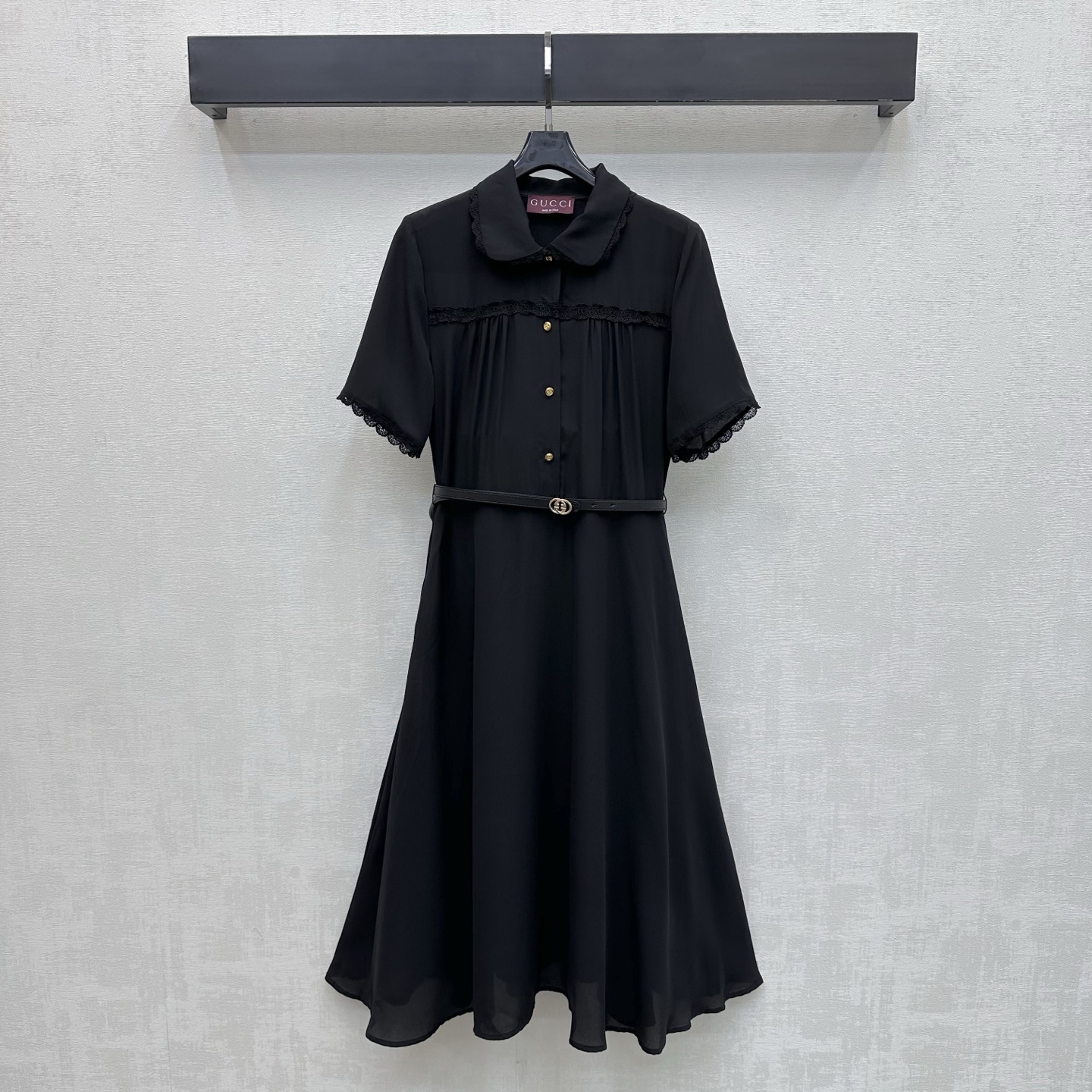 NO:878430,Gucc*2026 New Arrival Lace Splicing Belt Dress Made of YB Imported Twill Silk. It is Drapey, Breathable and Comfortable. It adopts the semi-open placket double G metal letter button adjustment design. It echoes the belt collection design at the waist and highlights the brand tone. The collar, cuffs and front are decorated with lace splicing decoration, and the pleated skirt cutting details add a sense of layering to the look. The version covers the flesh invisible and has an excellent drape feeling. Development of surface accessories. Lapel short-sleeved shirt dress tailoring  High-end and elegant outfit for commuting and dating. High version 2 colors, gucci, skirts, T-shirt,19860909Gucc*2026新品上架蕾丝拼接腰带连衣裙定制YB进口斜纹绸材质 垂顺透气舒适 沿用半开襟双G金属字母纽扣调节设计 呼应腰间皮带收型设计 彰显品牌调性 领边袖口前襟均点缀蕾丝花边拼接装饰配合压褶裙摆裁剪细节处理 增添造型层次感 版型遮肉于无形 垂坠感极佳 面辅料开发 翻领短袖衬衣裙剪裁 通勤约会穿搭高级优雅  高版本2色,,gucci,skirts,T-shirt,,Women's clothing