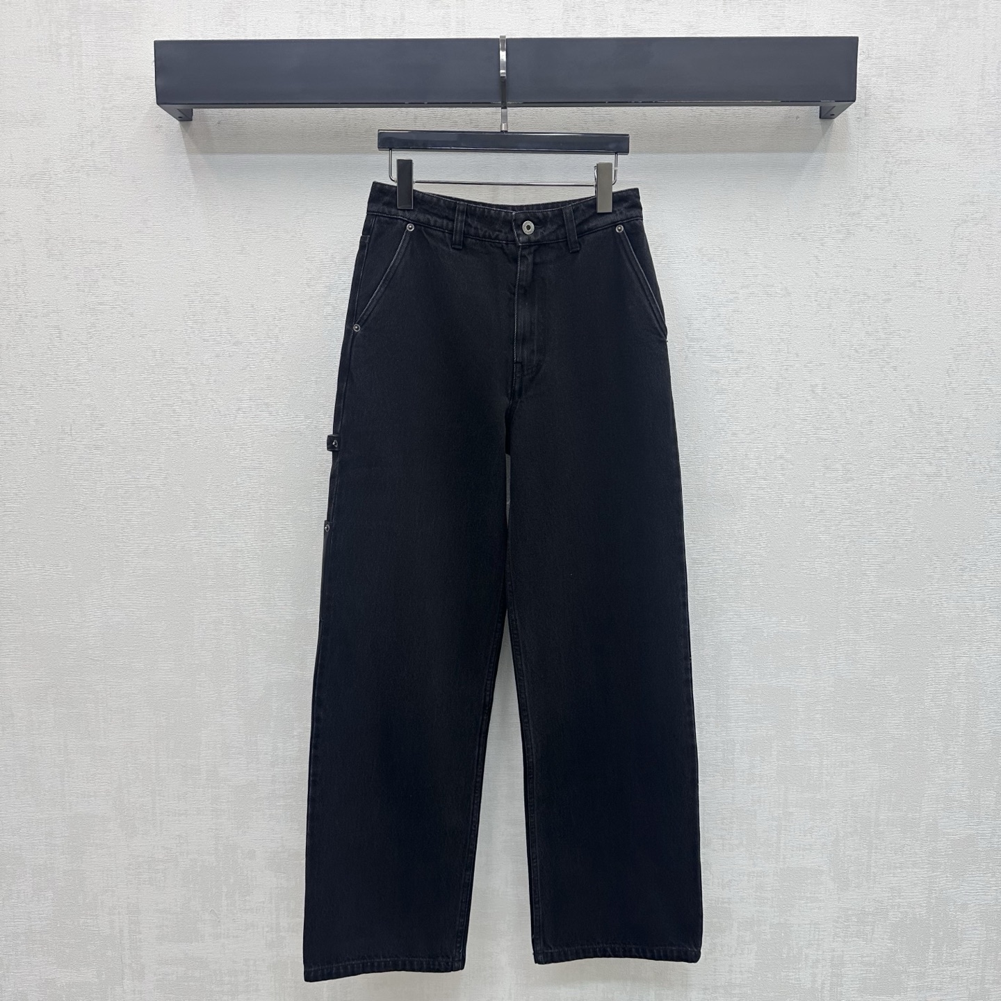 NO:878418,Loew*2026 new arrivals spliced pocket denim trousers customized with YB imported twill cotton denim material. The texture is quite wide, comfortable and stylish. Multiple retro washes create a whitening process to present old textures and nostalgic tones. The placket is engraved with letter logo buttons to adjust the design. Decorated with contrasting leather labels to highlight the brand tone. The side is embellished with workwear-style splicing pocket design to add layering to the look. Development of surface accessories. High-waist buttoned straight trousers cut.  For daily commuting, you can wear it casually and stylishly. High version in 2 colors, loewe,19860909Loew*2026新品上架拼接口袋牛仔长裤定制YB进口斜纹全棉牛仔材质 质地挺阔舒适有型 多重复古水洗打造磨白工艺处理 呈现做旧纹理和怀旧色调 沿用开襟刻印字母徽标纽扣调节设计 配合撞色皮标装饰 彰显品牌调性 侧边点缀工装风拼接口袋设计 增添造型层次感 面辅料开发 高腰系扣直筒长裤版型剪裁 日常通勤随意搭配穿搭出彩时髦  高版本2色,,loewe,,Women's clothing