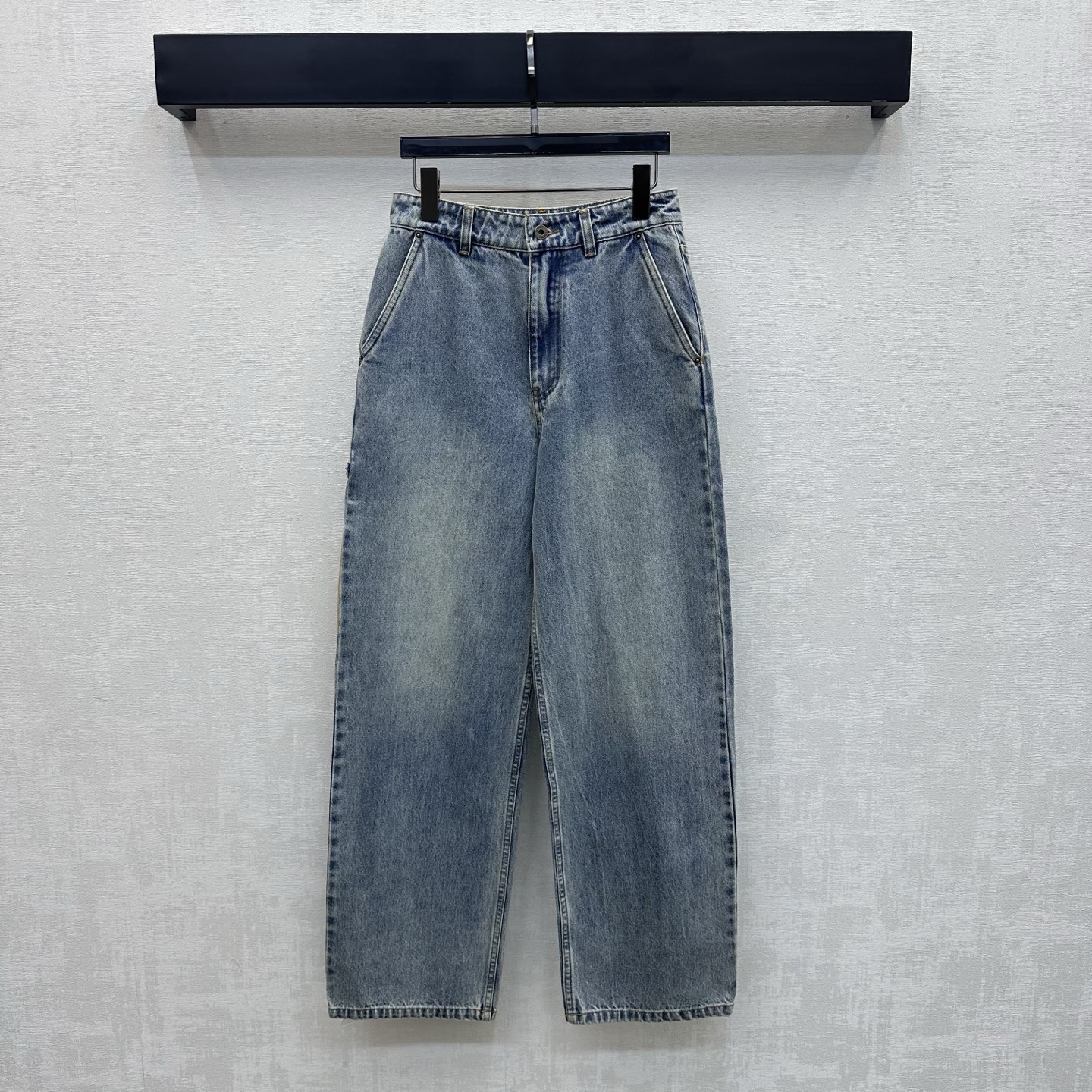 NO:878412,Loew*2026 new arrivals spliced pocket denim trousers customized with YB imported twill cotton denim material. The texture is quite wide, comfortable and stylish. Multiple retro washes create a whitening process to present old textures and nostalgic tones. The placket is engraved with letter logo buttons to adjust the design. Decorated with contrasting leather labels to highlight the brand tone. The side is embellished with workwear-style splicing pocket design to add layering to the look. Development of surface accessories. High-waist buttoned straight trousers cut.  For daily commuting, you can wear it casually and stylishly. High version in 2 colors, loewe,19860909Loew*2026新品上架拼接口袋牛仔长裤定制YB进口斜纹全棉牛仔材质 质地挺阔舒适有型 多重复古水洗打造磨白工艺处理 呈现做旧纹理和怀旧色调 沿用开襟刻印字母徽标纽扣调节设计 配合撞色皮标装饰 彰显品牌调性 侧边点缀工装风拼接口袋设计 增添造型层次感 面辅料开发 高腰系扣直筒长裤版型剪裁 日常通勤随意搭配穿搭出彩时髦  高版本2色,,loewe,,Women's clothing