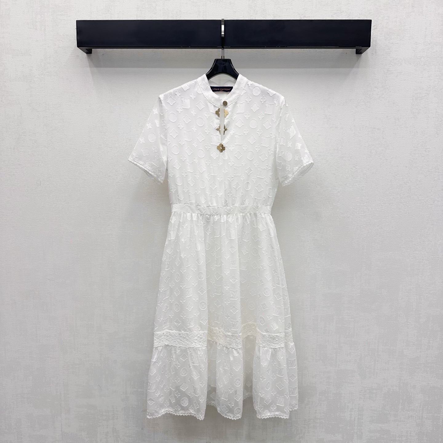 NO:878977,Louis Vuitto*2026 new arrivals, dark pattern jacquard dress, customized YB imported jacquard fabric, light and draping texture, with delicate luster, classic pure white, fresh and refined, with its own fairy spirit, covered with iconic four-leaf clover letter dark pattern jacquard elements, highlighting the brand tone, low-key and luxurious, small flying sleeves cutting design to modify the shoulder and arm lines, with exquisite metal buckle adjustment decoration at the neckline, adding sophistication and style, A-line pleated skirt modification and inclusiveness  Development of fabric accessories. Cutting of round neck short-sleeved dress. The upper body instantly transforms into an elegant goddess. High version, louis vuitton, skirts, T-shirt,19860909Louis Vuitto*2026新品上架暗纹提花连衣裙定制YB进口提花面料 质地轻盈垂坠 带有细腻的光泽感 经典纯白色清新脱俗 自带仙气 满铺标志性四叶草字母暗纹提花元素 彰显品牌调性 低调中透着奢华 小飞袖裁剪设计修饰肩臂线条 配合领口处精致金属搭扣调节装饰 增添精致度与造型感 A字压褶裙摆修饰包容性强 面辅料开发 圆领短袖连衣裙剪裁 上身秒变气质优雅女神  高版本,,louis vuitton,skirts,T-shirt,,Women's clothing