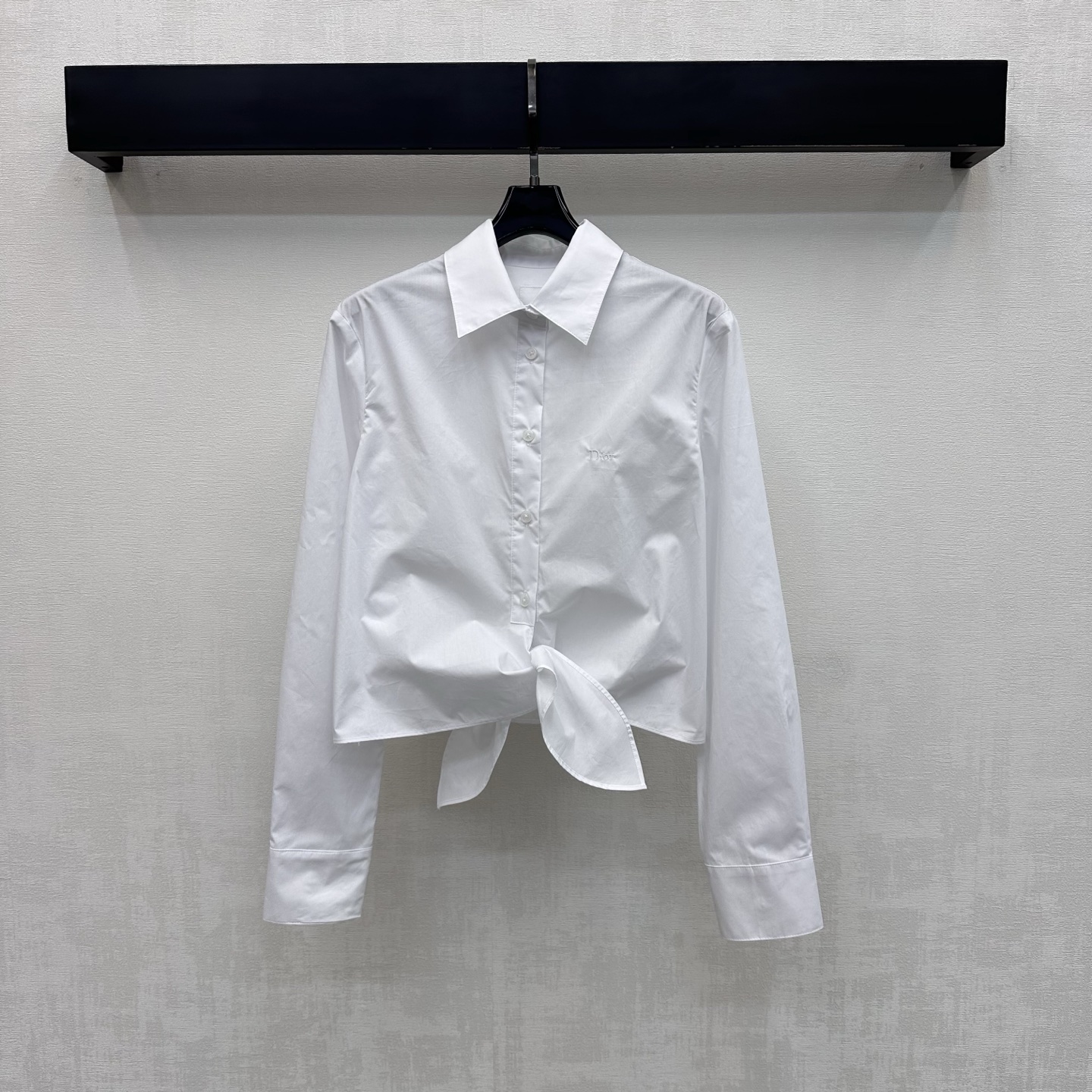 NO:886133,Dio*2026 New Arrival Twist Waist Shirt Customized YB Imported Twill Cotton Material Soft and Smooth Texture Breathable and Sweat-Absorbent Use the Classic Lapel Style to Modify the Neck Line and Match the Twist Waist Design at the Hem to Add Layering to the Style Optimize Body Proportion The chest is embellished with iconic letter embroidery logo decoration to highlight the brand tone Development of surface accessories Lapel short corset shirt tailoring Simple, high-end and durable to create a cool temperament and diverse styles  High version 2 colors,,dior,shirts,19860909Dio*2026新品上架扭结收腰衬衫定制YB进口斜纹棉材质 质地柔软顺滑 透气吸汗 沿用经典翻领版型修饰颈部线条 配合下摆扭结收腰设计 增添造型层次感 优化身形比例 胸前点缀标志性字母刺绣徽标装饰 彰显品牌调性 面辅料开发 翻领短款束身衬衣剪裁 简约高级耐看 打造清冷气质多元穿搭风格   高版本2色,,dior,shirts,,Women's clothing