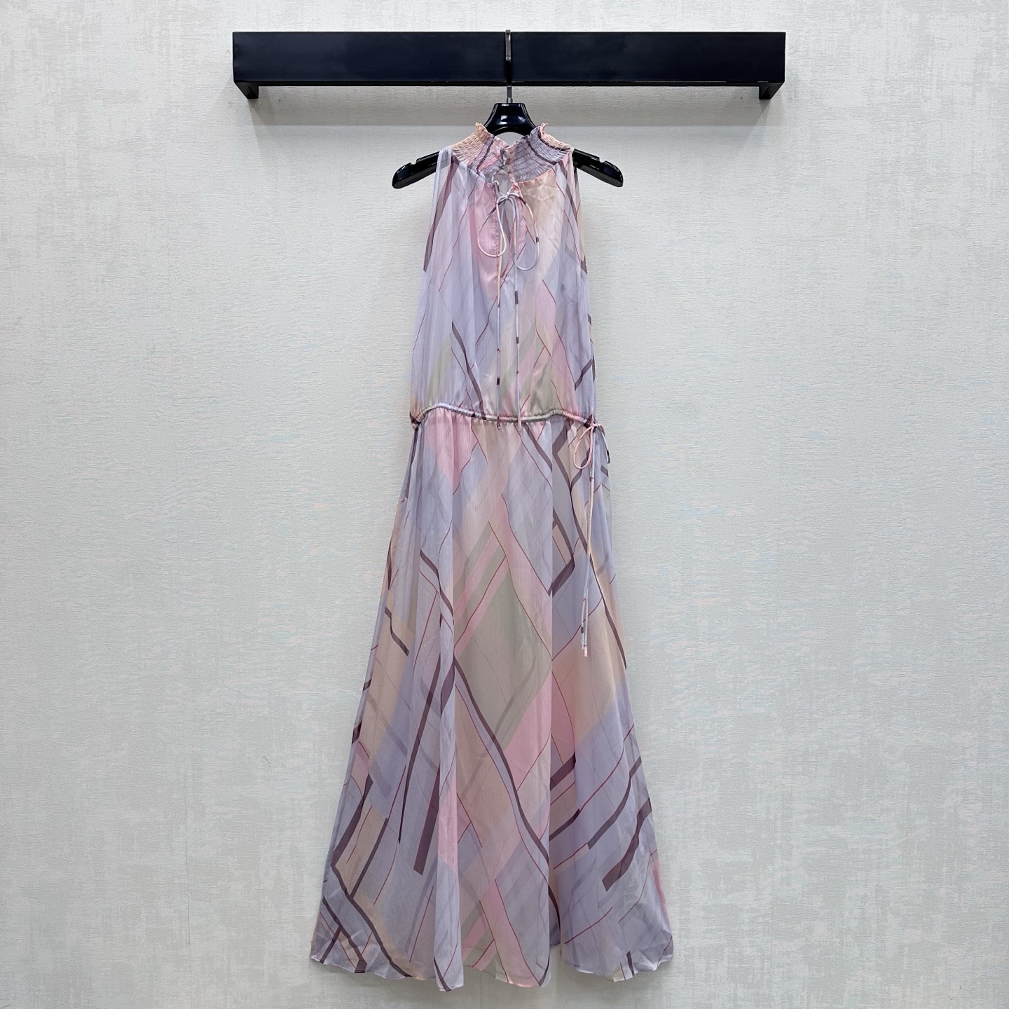 NO:886068,Fend*2026 new products are on the shelves. The ink smudged halter dress is made of custom YB imported twill fabric. The texture is light and elegant. It feels smooth and skin-friendly. It follows the classic halter neck cutting design. Modifies the neck line to show elegant shoulders and neck. The whole body is made of ink smudged printing elements to highlight the brand tone. The color is soft and high-end. It is full of oriental artistic conception. The natural drape is looming when walking. The waist is adjusted with the same color drawstring to easily outline the waistline and add layering to the look.  Development of surface accessories, tailoring of stand-up collar gowns and long skirts, whether attending a dinner, wedding or important occasion, you can easily create a new Chinese high-end style, gentle and elegant, high version, fendi, skirts,19860909Fend*2026新品上架水墨晕染挂脖式连衣裙定制YB进口斜纹绸面料 质地轻盈飘逸 触感顺滑亲肤 沿用经典挂脖裁剪设计 修饰颈部线条展现优雅肩颈 通体采用水墨晕染印花元素 彰显品牌调性 色彩柔和高级 充满东方艺术意境 自然垂坠感行走间若隐若现 腰部搭配同色系抽绳系带调节轻松勾勒腰线 增添造型层次感 面辅料开发 立领礼服连衣长裙剪裁 出席晚宴婚礼还是重要场合 都能轻松打造新中式高级风 温婉又大气 高版本,,fendi,skirts,,Women's clothing