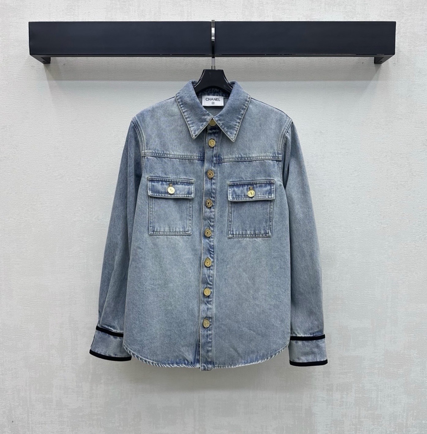 NO:878966,Chane*2026 new arrival gold buckle strap denim shirt customized YB imported twill cotton denim material Comfortable, soft, breathable and easy to wear Multi-enzyme washing process Retro and fashionable Symmetrical pockets on the chest are decorated with iconic metal engraved letter buttons to highlight the brand tone Designed with black strap splicing details on the cuffs to add layering to the look Simple and high-end surface accessories development Lapel long-sleeved shirt tailoring Can be paired with the same series of trousers for a complete set of high-end fashion  High version,,chanel,shirts,19860909Chane*2026新品上架金扣捆条牛仔衬衣定制YB进口斜纹全棉牛仔材质 舒适柔软 透气好穿 多重酵素水洗工艺处理 复古又时尚 胸前对称口袋配合标志性金属刻印字母纽扣调节装饰 彰显品牌调性 配合袖口黑色捆条拼接细节设计 增添造型层次感 简约高级 面辅料开发 翻领长袖衬衫剪裁 可搭配同系列长裤 成套穿搭高级时髦  高版本,,chanel,shirts,,Women's clothing