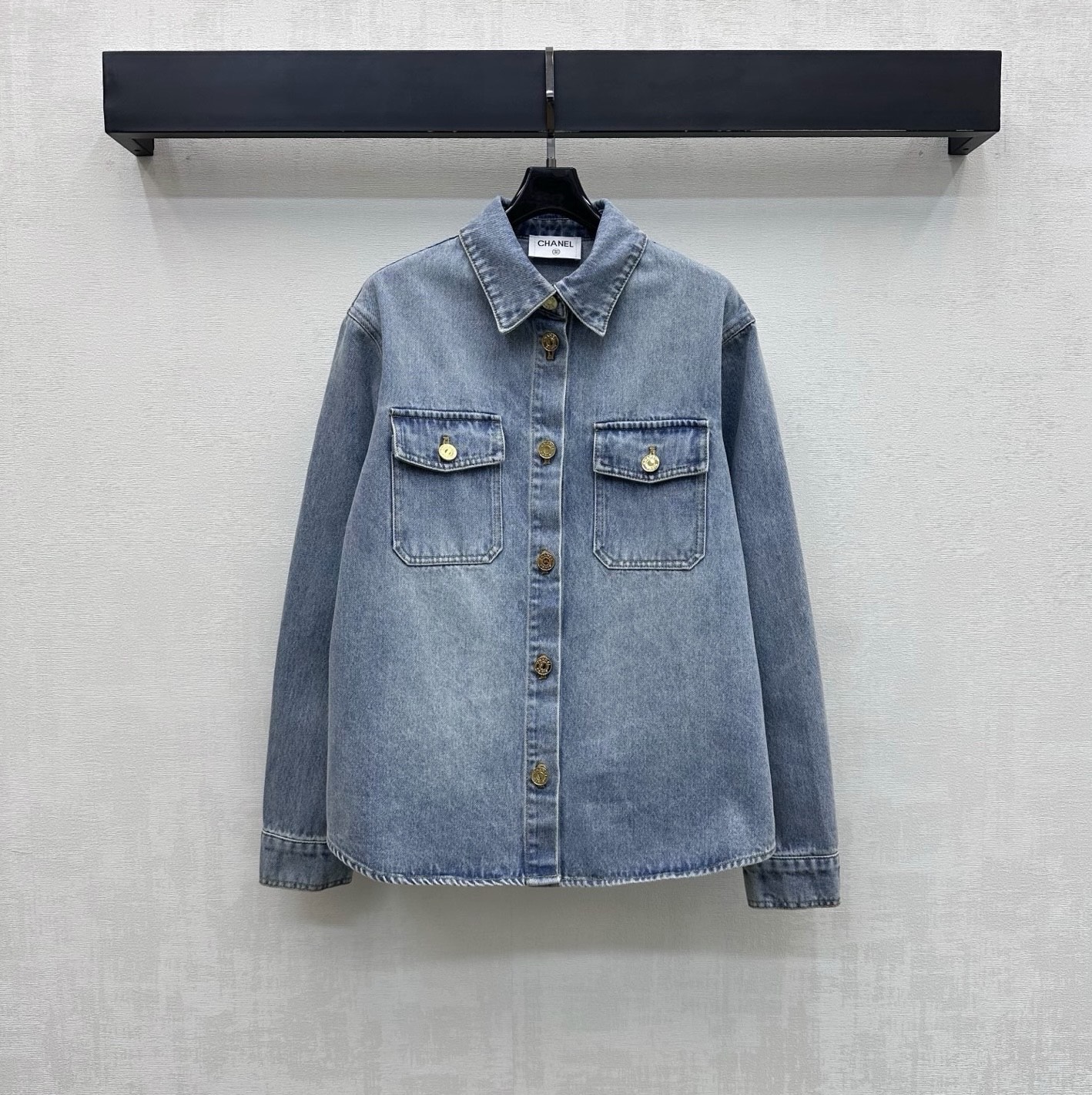 NO:878969,Chane*2026 New Arrival Gold Button Denim Shirt Customized YB Imported Twill Cotton Denim Material Comfortable, Soft, Breathable and Easy to Wear Multiple Enzyme Washing Process Retro and Fashionable Iconic Metal Engraved Letter Button Adjustment Decoration Highlights the Brand Tonality Matches the Chest Symmetrical Flap Pocket Design to Add Layering to the Style Simple and Advanced Surface Accessories Development Lapel Long Sleeve Shirt Tailoring Can be Matched with the Same Series of Trousers Wear a Complete Set of High-end Fashion High Version, Chanel, Shirts,19860909Chane*2026新品上架金扣牛仔衬衣定制YB进口斜纹全棉牛仔材质 舒适柔软 透气好穿 多重酵素水洗工艺处理 复古又时尚 标志性金属刻印字母纽扣调节装饰 彰显品牌调性 配合胸前对称翻盖口袋设计 增添造型层次感 简约高级 面辅料开发 翻领长袖衬衫剪裁 可搭配同系列长裤 成套穿搭高级时髦  高版本,,chanel,shirts,,Women's clothing