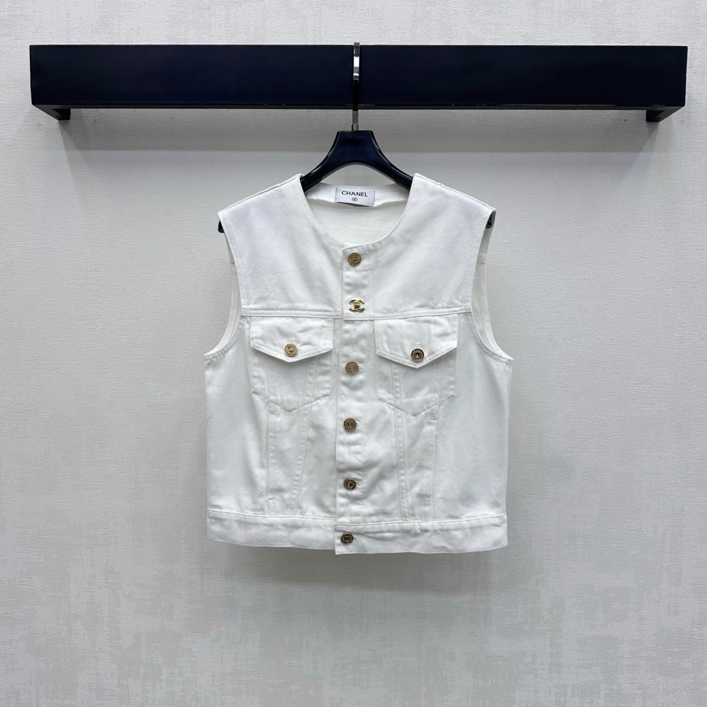 NO:886180,Chane*2026 New Products Gold Buckle Denim Vest Customized YB imported twill cotton denim material Comfortable, soft, breathable and easy to wear Multi-enzyme washing process Retro and fashionable Iconic metal irregularly engraved letter buttons for adjustment and decoration Highlight the brand tone Combined with the symmetrical flap pocket design on the chest to add layering to the look Simple and advanced Surface accessories development Round neck short vest cut Can be paired with the same series of trousers for a complete set of high-end fashion  High version 2 colors,,chanel,19860909Chane*2026新品上架金扣牛仔马甲定制YB进口斜纹全棉牛仔材质 舒适柔软 透气好穿 多重酵素水洗工艺处理 复古又时尚 标志性金属不规则刻印字母纽扣调节装饰 彰显品牌调性 配合胸前对称翻盖口袋设计 增添造型层次感 简约高级 面辅料开发 圆领短款马甲剪裁 可搭配同系列长裤 成套穿搭高级时髦  高版本2色,,chanel,,Women's clothing