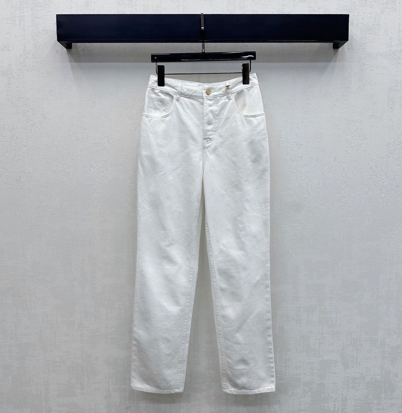 NO:878972,Chane*2026 new arrivals gold buckle denim straight trousers customized with YB imported twill cotton denim material Comfortable, soft, breathable and easy to wear Multi-enzyme washing process Retro and fashionable High-waisted symmetrical pockets with leather letter label design on the back waist Add a sense of layering to the look Iconic metal buttons with engraved letters for adjustment and decoration Low-key highlighting of the brand tone Simple and advanced Surface and accessories development High-waist buttoned straight trousers tailored for casual wear and high fashion High version, chanel,19860909Chane*2026新品上架金扣牛仔直筒长裤定制YB进口斜纹全棉牛仔材质 舒适柔软 透气好穿 多重酵素水洗工艺处理 复古又时尚 高腰对称口袋配合后腰字母皮标设计 增添造型层次感 标志性刻印字母金属纽扣调节装饰 低调彰显品牌调性 简约高级 面辅料开发 高腰系扣直筒长裤剪裁 随意搭配穿搭高级时髦  高版本,,chanel,,Women's clothing