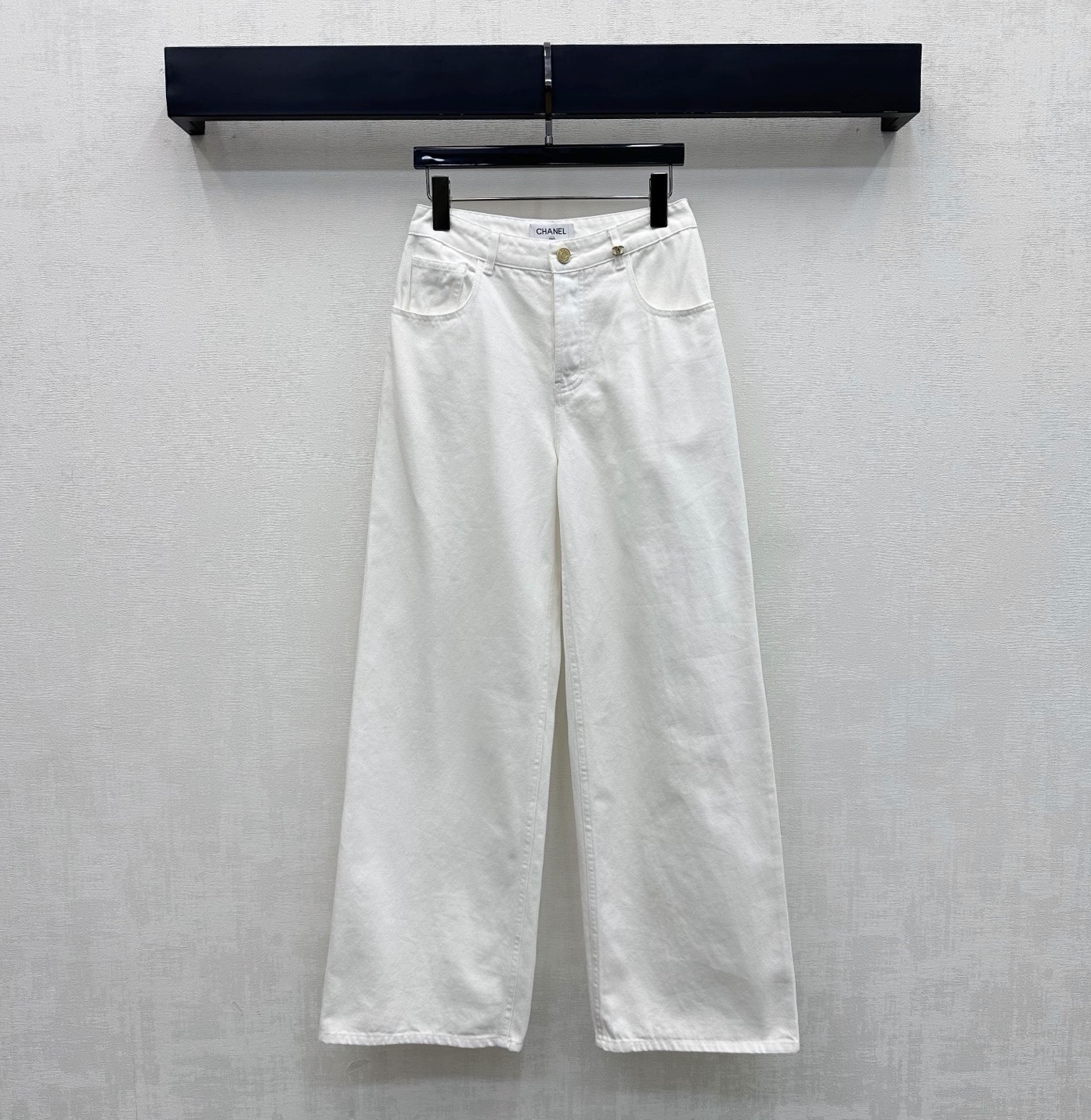 NO:886170,Chane*2026 new arrivals gold buckle denim wide-leg trousers customized with YB imported twill cotton denim material Comfortable, soft, breathable and easy to wear Multi-enzyme washing process Retro and fashionable High-waisted symmetrical pockets with back-waist letter leather label design Add a sense of layering to the look Iconic engraved letter metal button adjustment decoration low-key to highlight the brand tone Simple and advanced Surface and accessories development High-waisted buttoned wide-leg trousers cut Casual matching and high-end fashion High version,,chanel,19860909Chane*2026新品上架金扣牛仔阔腿长裤定制YB进口斜纹全棉牛仔材质 舒适柔软 透气好穿 多重酵素水洗工艺处理 复古又时尚 高腰对称口袋配合后腰字母皮标设计 增添造型层次感 标志性刻印字母金属纽扣调节装饰 低调彰显品牌调性 简约高级 面辅料开发 高腰系扣阔腿长裤剪裁 随意搭配穿搭高级时髦  高版本,,chanel,,Women's clothing