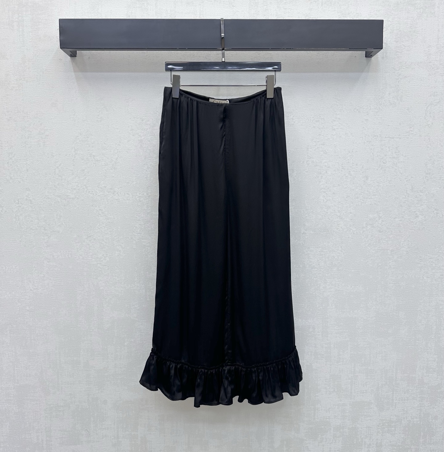 NO:878993,Chlo*2026 new products are on the shelves. Ruffled wide-leg pants are made of custom YB imported blended satin material. The texture is smooth and silky with a soft light texture. It is cut using pleated technology and is equipped with a high-waist side zipper adjustment design to add layering to the look. The trouser legs are spliced ​​with ruffled lace decoration to highlight the brand tone. Surface accessories are developed. High-waisted straight nine-point pants are cut and can be paired with tops from the same series. The complete set is gentle and noble. High version, chloe,19860909Chlo*2026新品上架荷叶边阔腿裤定制YB进口混纺缎面材质 质感垂顺丝滑自带柔光肌理感 沿用压褶工艺裁剪配合高腰侧拉链调节设计 增添造型层次感 裤脚拼接荷叶花边装饰 彰显品牌调性 面辅料开发 高腰直筒九分裤剪裁 可搭配同系列上衣 成套穿搭温柔显贵气  高版本,,chloe,,Women's clothing