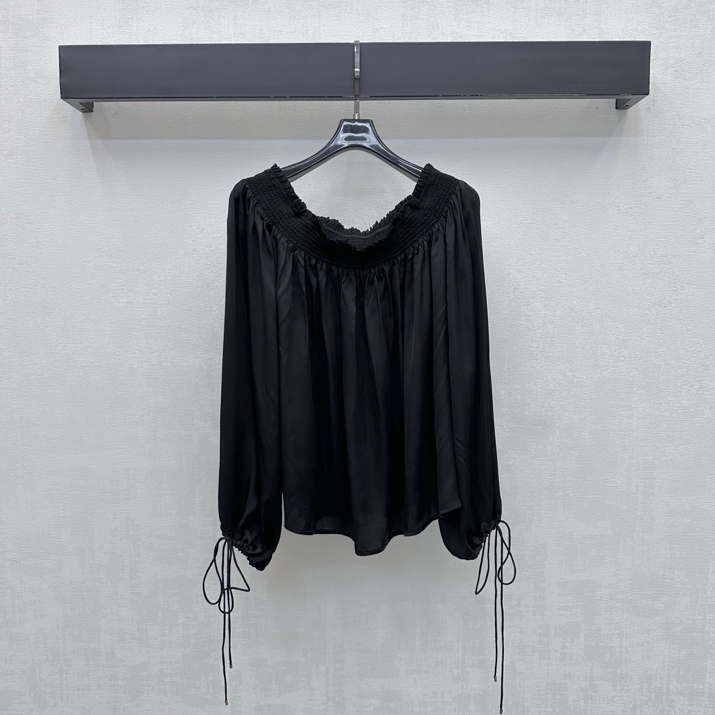 NO:878995,Chlo*2026 new products are on the shelves. The off-shoulder lantern sleeve top is made of custom-made YB imported blended satin material. The texture is smooth and silky with a soft light texture. The off-shoulder version of the one-line collar echoes the drawstring design of the lantern cuffs to add a sense of layering. The elastic elastic adjustment decoration on the collar. It is combined with the loose A-line silhouette to modify the shoulder and neck lines while hiding the flesh and making the body look slimmer. Highlights the brand's tonality. Development of surface accessories. One-shoulder top tailoring. Can be paired with pants of the same series.  The complete outfit is gentle and elegant. High version, chloe,19860909Chlo*2026新品上架露肩灯笼袖上衣定制YB进口混纺缎面材质 质感垂顺丝滑自带柔光肌理感 沿用一字领露肩版型呼应灯笼袖口抽绳绑带设计 增添造型层次感 领边弹力松紧调节装饰 配合宽松A字廓形修饰肩颈线条同时藏肉显瘦 彰显品牌调性 面辅料开发 一字肩上衣剪裁 可搭配同系列裤子 成套穿搭温柔显贵气  高版本,,chloe,,Women's clothing