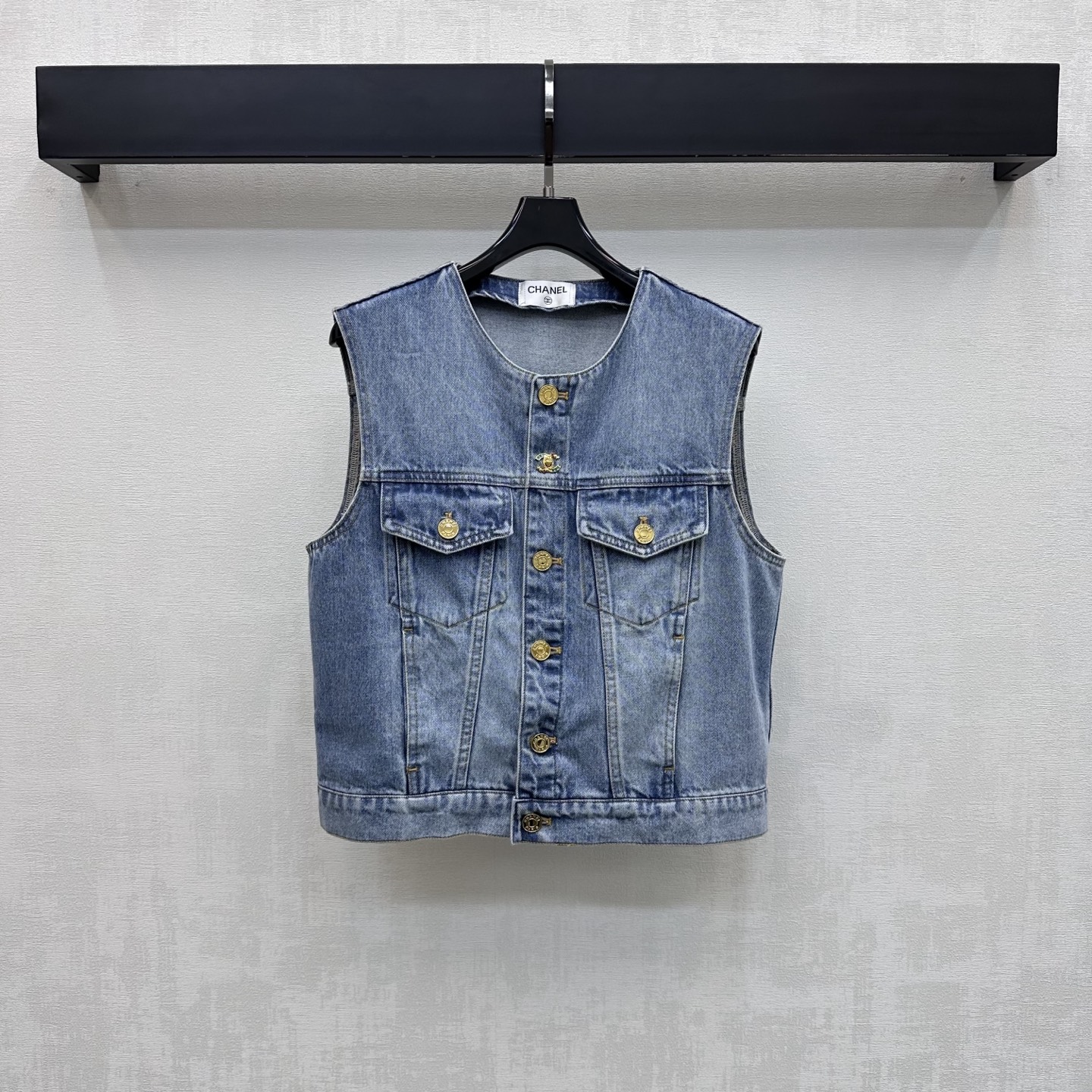 NO:878975,Chane*2026 New Products Gold Buckle Denim Vest Customized YB imported twill cotton denim material Comfortable, soft, breathable and easy to wear Multi-enzyme washing process Retro and fashionable Iconic metal irregularly engraved letter buttons for adjustment and decoration Highlight the brand tone Matched with symmetrical flap pocket design on the chest to add layering to the look Simple and advanced Surface accessories development Round neck short vest cut Can be paired with the same series of trousers for a complete set of high-end fashion  High version 2 colors,,chanel,19860909Chane*2026新品上架金扣牛仔马甲定制YB进口斜纹全棉牛仔材质 舒适柔软 透气好穿 多重酵素水洗工艺处理 复古又时尚 标志性金属不规则刻印字母纽扣调节装饰 彰显品牌调性 配合胸前对称翻盖口袋设计 增添造型层次感 简约高级 面辅料开发 圆领短款马甲剪裁 可搭配同系列长裤 成套穿搭高级时髦  高版本2色,,chanel,,Women's clothing