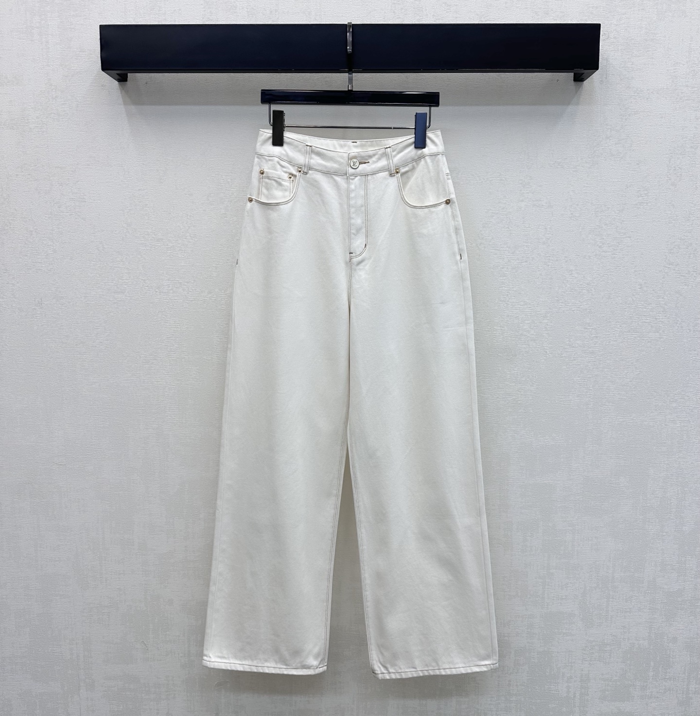 NO:884659,Louis Vuitto*2026 new arrival leather label denim trousers customized YB imported twill cotton denim material is comfortable, soft, breathable and easy to wear. Multiple enzyme washing process is retro and fashionable. High-waisted symmetrical pockets and back waist letter leather label design add a sense of layering. The iconic engraved letter metal buttons are used for adjustment and decoration. Echoing the waist open-stitch trousers, the lines are neat and low-key to highlight the brand tone. Simple, high-end and durable. Development of surface accessories  High-waist buttoned straight trousers are cut to match casually with high-end fashion. High version, Louis Vuitton,19860909Louis Vuitto*2026新品上架皮标牛仔长裤定制YB进口斜纹全棉牛仔材质舒适柔软 透气好穿 多重酵素水洗工艺处理复古又时尚 高腰对称口袋配合后腰字母皮标设计 增添造型层次感 沿用标志性刻印字母金属纽扣调节装饰 呼应腰部明线裤型走线工整 低调彰显品牌调性 简约高级耐看 面辅料开发 高腰系扣直筒长裤剪裁随意搭配穿搭高级时髦 高版本,,louis vuitton,,Women's clothing