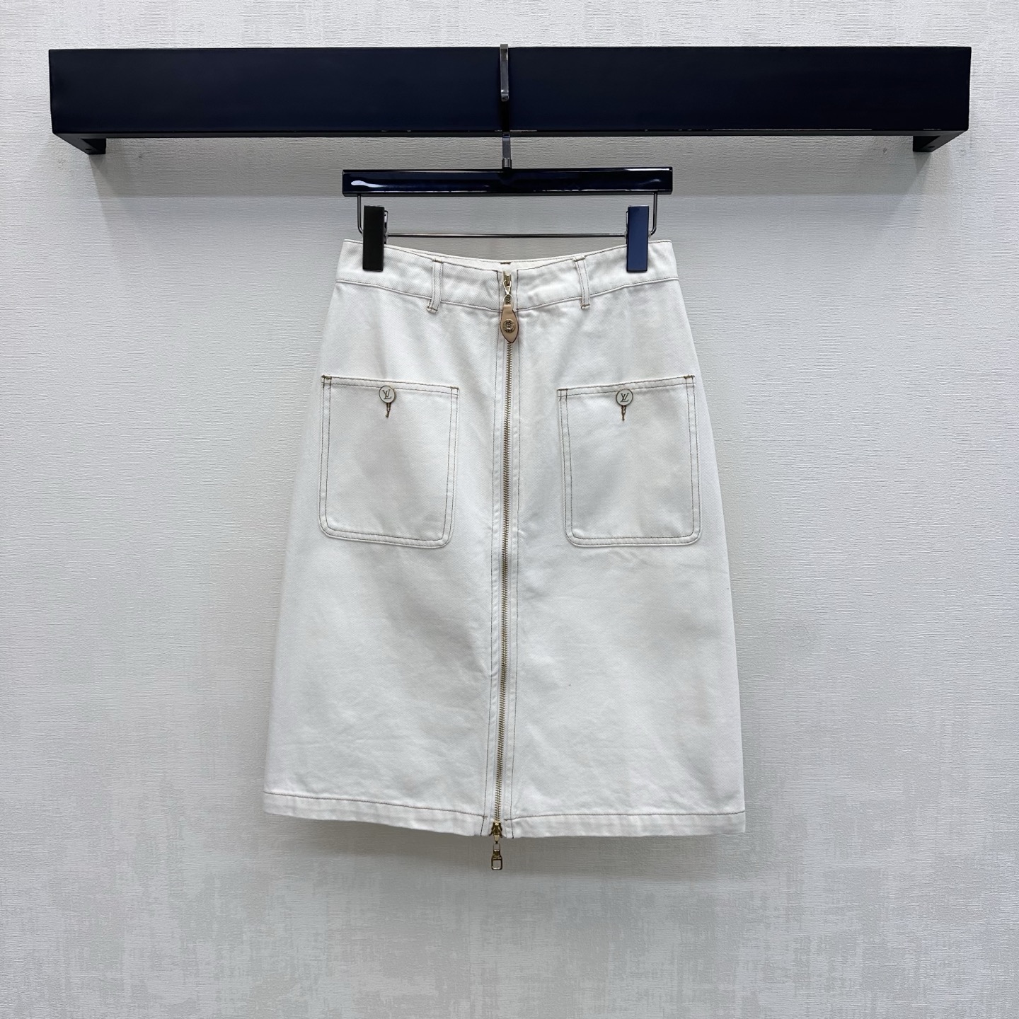 NO:884649,Louis Vuitto*2026 new arrivals Leather label zipper denim skirt Customized YB imported twill cotton denim fabric Crisp and stylish High-waisted symmetrical pockets with leather label design on the back waist Echoing the adjustment of the front and middle metal zipper to add a sense of layering to the look Iconic engraved letter metal buttons embellishment Contrast color topstitch cutting details throughout the body Highlight the brand's tone Rich level of details Simple, high-end and durable to present a refreshing commuting style Development of surface accessories  Zipper straight skirt cut, casual and fashionable for commuting and dating, high version, Louis Vuitton, skirts,19860909Louis Vuitto*2026新品上架皮标拉链牛仔半裙定制YB进口斜纹全棉牛仔面料 质地挺括有型 高腰对称口袋配合后腰字母皮标设计 呼应前中金属拉链调节处理 增添造型层次感 标志性刻印字母金属纽扣点缀装饰 通体撞色明线裁剪工艺细节 彰显品牌调性 丰富细节层次 简约高级耐看呈现清爽通勤穿搭风格 面辅料开发 拉链直筒半裙剪裁 通勤约会随意搭配出彩时髦  高版本,,louis vuitton,skirts,,Women's clothing