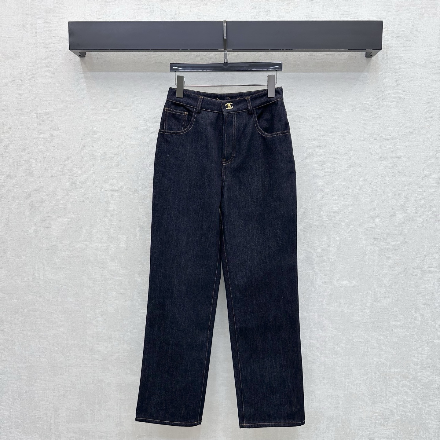 NO:889465,Chane*2026 new arrivals letter buckle denim trousers customized with YB imported twill cotton denim material. The texture is crisp and stylish. Breathable and skin-friendly. The high-waist straight version is used with the metal letter buckle adjustment decoration in the front and center to highlight the brand tone. Double C open-cut cutting design on the back pocket adds a sense of layering. Surface accessories development. High-waist buttoned straight trousers cut. Simple, high-end and durable. Casually matched with tops to look stylish. High version, chanel,19860909Chane*2026新品上架字母扣牛仔长裤定制YB进口斜纹棉牛仔材质 质地挺括有型 透气亲肤 沿用高腰直筒版型配合前中金属字母卡扣调节装饰 彰显品牌调性 后口袋双C明线裁剪设计 增添造型层次感 面辅料开发 高腰系扣直筒长裤剪裁 简约高级耐看 随意搭配上装穿搭出彩时髦  高版本,,chanel,,Women's clothing