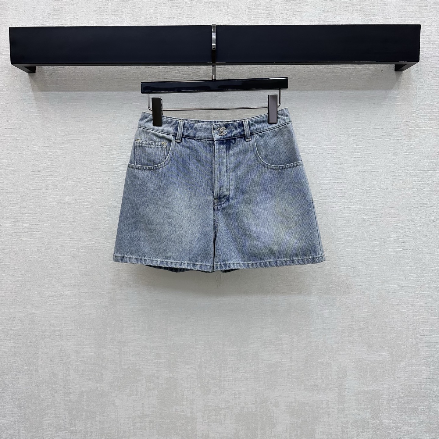 NO:889452,Chane*2026 new arrival letter button denim shorts are made of custom YB imported twill cotton denim material. The texture is crisp and stylish, breathable and skin-friendly. The high-waisted straight version is used with the metal letter buckle adjustment decoration in the front and middle to highlight the brand tone. The double-C open-line cutting design of the back pocket adds a sense of layering. Surface accessories development. High-waisted buttoned shorts cut. Simple, high-end and durable. Casually matched with tops to look fashionable. High version 3 colors,,chanel,shorts,19860909Chane*2026新品上架字母扣牛仔短裤定制YB进口斜纹棉牛仔材质 质地挺括有型 透气亲肤 沿用高腰直筒版型配合前中金属字母卡扣调节装饰 彰显品牌调性 后口袋双C明线裁剪设计 增添造型层次感 面辅料开发 高腰系扣短裤剪裁 简约高级耐看 随意搭配上装穿搭出彩时髦  高版本3色,,chanel,shorts,,Women's clothing
