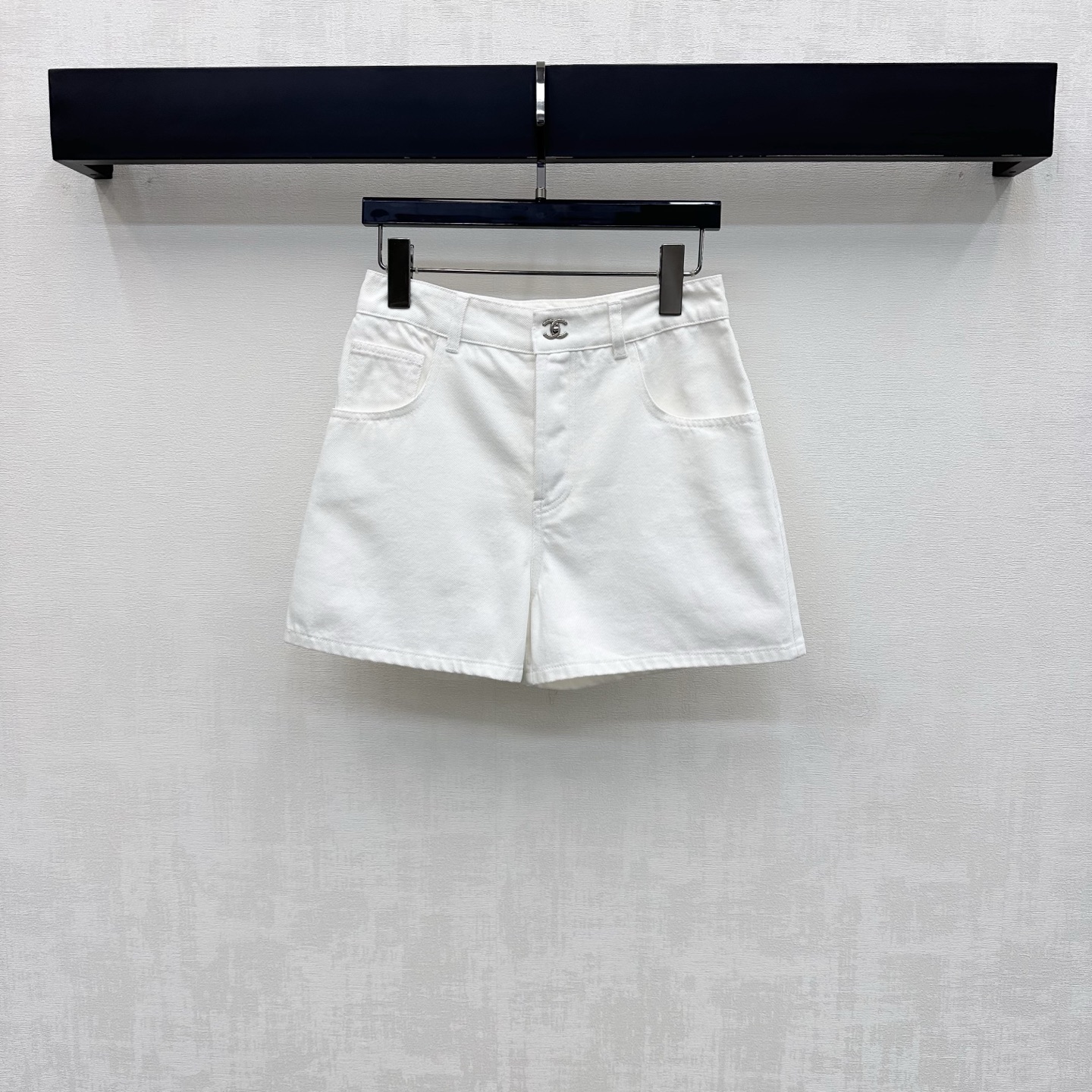 NO:889514,Chane*2026 new arrival letter button denim shorts are made of custom YB imported twill cotton denim material. The texture is crisp and stylish, breathable and skin-friendly. The high-waisted straight version is used with the metal letter buckle adjustment decoration in the front and middle to highlight the brand tone. The double-C open-line cutting design of the back pocket adds a sense of layering. Surface accessories development. High-waisted buttoned shorts cut. Simple, high-end and durable. Casually matched with tops to look fashionable. High version 3 colors,,chanel,shorts,19860909Chane*2026新品上架字母扣牛仔短裤定制YB进口斜纹棉牛仔材质 质地挺括有型 透气亲肤 沿用高腰直筒版型配合前中金属字母卡扣调节装饰 彰显品牌调性 后口袋双C明线裁剪设计 增添造型层次感 面辅料开发 高腰系扣短裤剪裁 简约高级耐看 随意搭配上装穿搭出彩时髦  高版本3色,,chanel,shorts,,Women's clothing