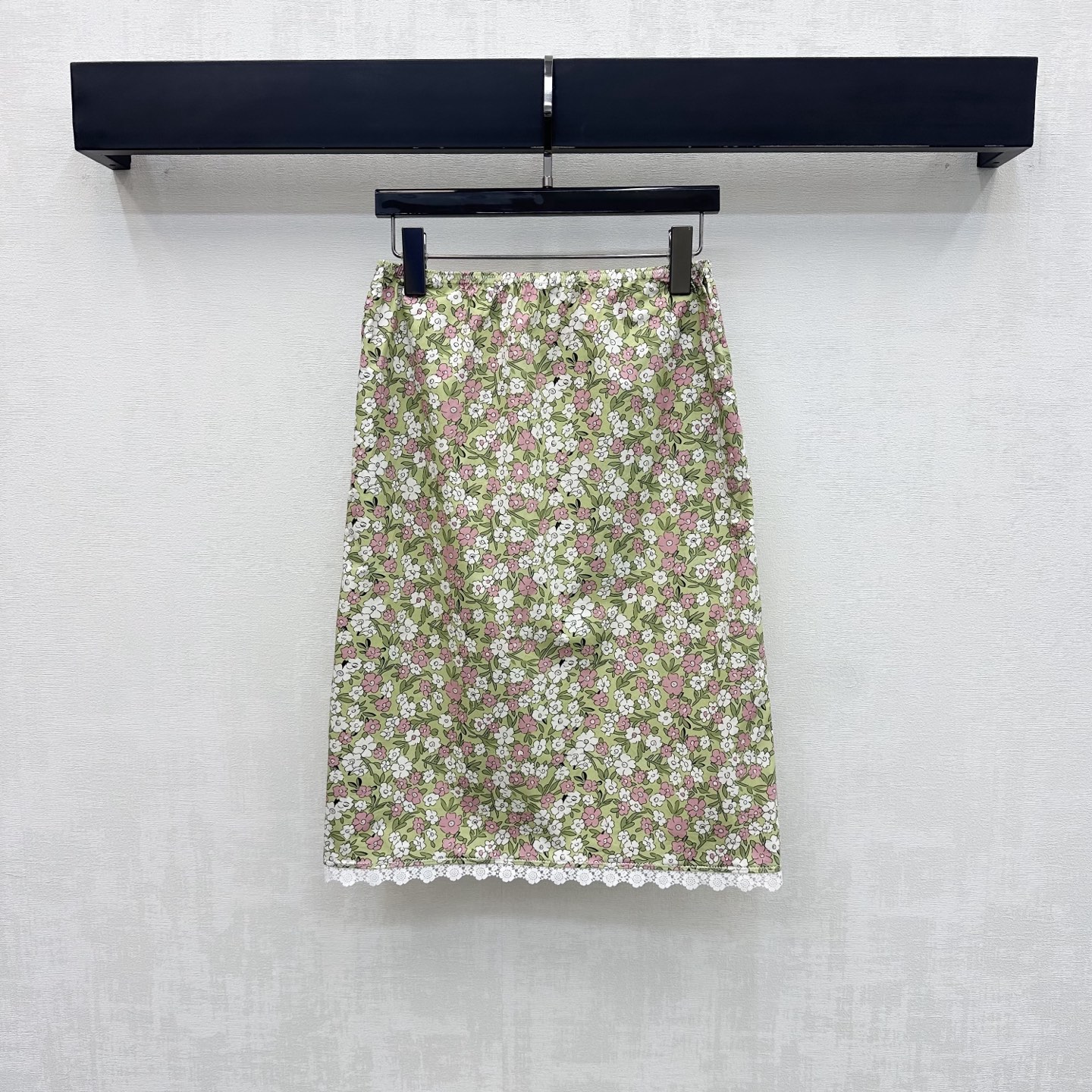 NO:886245,Miumi*2026 new products are on the shelves. Floral lace skirt is made of YB imported cotton material. It uses the printing counterpoint technology. It is light and breathable and comes with a soft focus filter. High-waisted A-line version with lace trimming to add layering to the look. Matched with the same color floral print design. Rich details to highlight the brand tone. Fresh, age-reducing and durable, presenting Korean sweet girl style. Development of surface accessories. High-waisted straight skirt cut. Casual and high-end gentle for commuting, dating and vacation wear.  High version,,miumiu,skirts,19860909Miumi*2026新品上架碎花蕾丝边半裙定制YB进口棉纶材质 沿用印花对位工艺 轻薄透气自带柔焦滤镜 高腰A字版型配合蕾丝饰边裁剪 增添造型层次感 配合同色系碎花印花设计 丰富细节层次 彰显品牌调性 清新减龄耐看呈现韩系甜妹穿搭风格 面辅料开发 高腰直筒半裙剪裁 通勤约会度假穿搭随意搭配高级温柔 高版本,,miumiu,skirts,,Women's clothing