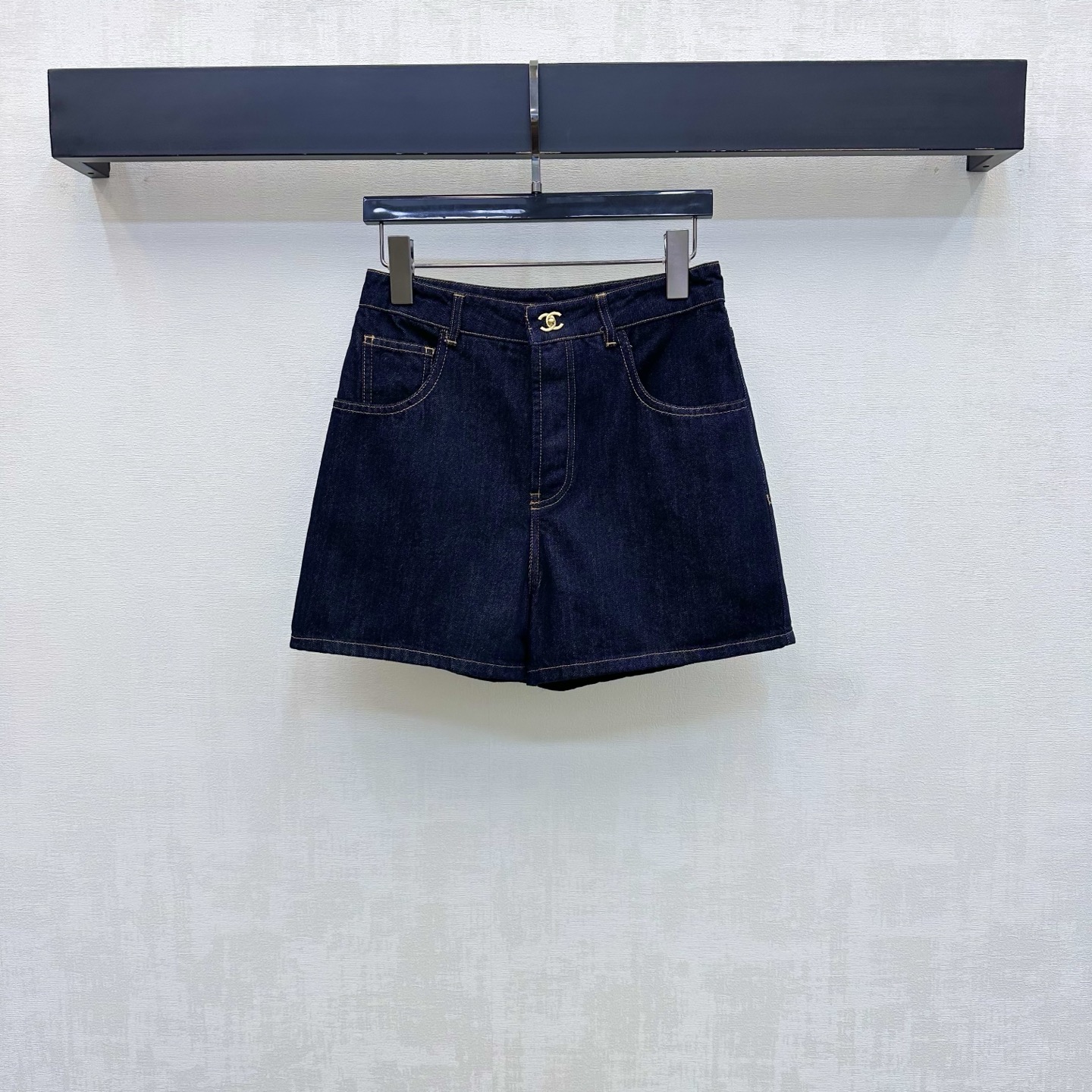 NO:889496,Chane*2026 new arrival letter button denim shorts are made of custom YB imported twill cotton denim material. The texture is crisp and stylish, breathable and skin-friendly. The high-waisted straight version is used with the metal letter buckle adjustment decoration in the front and middle to highlight the brand tone. The double-C open-line cutting design of the back pocket adds a sense of layering. Surface accessories development. High-waisted buttoned shorts cut. Simple, high-end and durable. Casually matched with tops to look fashionable. High version 3 colors,,chanel,shorts,19860909Chane*2026新品上架字母扣牛仔短裤定制YB进口斜纹棉牛仔材质 质地挺括有型 透气亲肤 沿用高腰直筒版型配合前中金属字母卡扣调节装饰 彰显品牌调性 后口袋双C明线裁剪设计 增添造型层次感 面辅料开发 高腰系扣短裤剪裁 简约高级耐看 随意搭配上装穿搭出彩时髦  高版本3色,,chanel,shorts,,Women's clothing