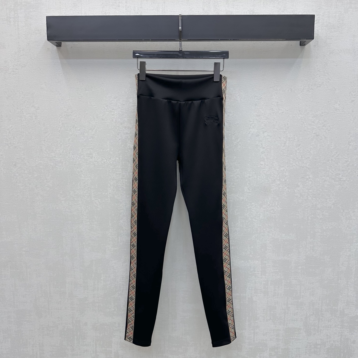 NO:886135,Bur BBR*2026 new arrival plaid sports slim trousers, customized YB imported nylon blended material, highly elastic and breathable with soft light, using wide elastic elastic waist adjustment design to add layering to the look, with classic plaid splicing and contrasting decoration on the sides, echoing the iconic war horse embroidery logo, highlighting the brand tone, elastic fabric fits the leg lines, surface accessories development, high-waisted tight trousers, can be paired with trousers from the same series, and can be worn as a set to create a high-end fashionable sports style.  High version,,burberry,19860909Bur BBR*2026新品上架格纹运动修身长裤定制YB进口锦纶混纺材质 高弹透气自带柔光 沿用宽边弹力松紧腰调节设计 增添造型层次感 配合侧边经典格纹拼接撞色装饰 呼应标志性战马刺绣标识 彰显品牌调性 弹力面料贴合腿部线条 面辅料开发 高腰紧身长裤剪裁 可搭配同系列长裤 成套穿搭打造高级时髦运动风格 高版本,,burberry,,Women's clothing