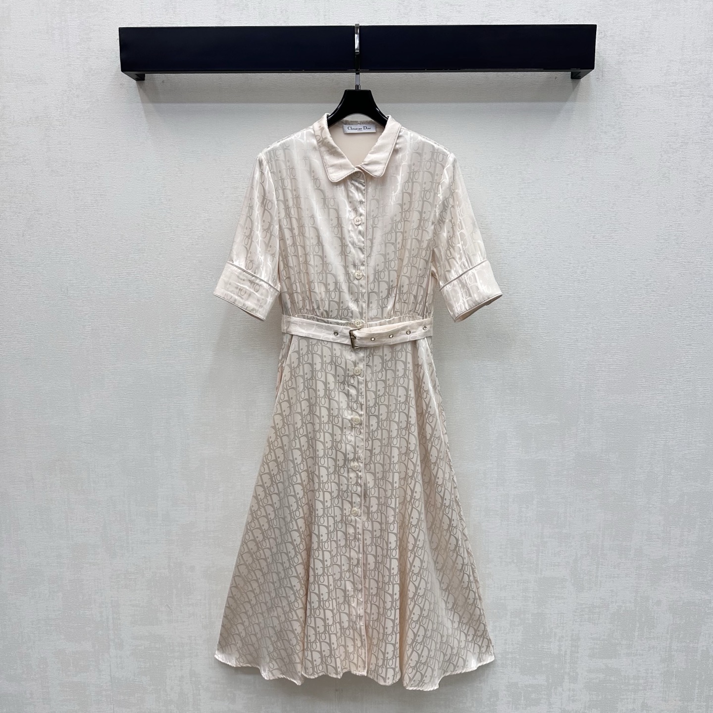 NO:886112,Dio*2026 new products are on the shelves. The dark pattern jacquard shirt dress is made of YB imported rayon blended material. It has a glossy texture and is soft and comfortable. The placket button adjustment is matched with the fabric perforated belt design to add layering to the look. The entire body is covered with dark pattern iconic double G letter logo elements to highlight the brand tone. Fabric accessories development. Lapel short-sleeved dress tailoring. High-end and elegant for commuting and dating. High version 2 colors, dior, skirts, T-shirt,19860909Dio*2026新品上架暗纹字母提花衬衣裙定制YB进口人丝混纺材质 质感光泽 柔软舒适 开襟纽扣调节配合本布穿孔腰带设计 增添造型层次感 通体满铺暗纹标志性双G字母徽标元素 彰显品牌调性 面辅料开发 翻领短袖连衣裙剪裁 通勤约会穿搭高级优雅 高版本2色,,dior,skirts,T-shirt,,Women's clothing