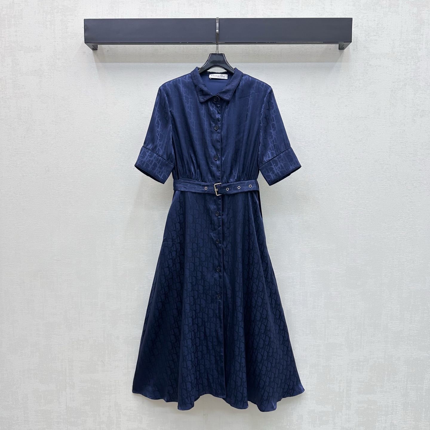 NO:886134,Dio*2026 new products are on the shelves. The dark pattern jacquard shirt dress is made of YB imported rayon blended material. It has a glossy texture and is soft and comfortable. The placket button adjustment is matched with the fabric perforated belt design to add layering to the look. The entire body is covered with dark pattern iconic double G letter logo elements to highlight the brand tone. Fabric accessories development. Lapel short-sleeved dress tailoring. High-end and elegant for commuting and dating. High version 2 colors, dior, skirts, T-shirt,19860909Dio*2026新品上架暗纹字母提花衬衣裙定制YB进口人丝混纺材质 质感光泽 柔软舒适 开襟纽扣调节配合本布穿孔腰带设计 增添造型层次感 通体满铺暗纹标志性双G字母徽标元素 彰显品牌调性 面辅料开发 翻领短袖连衣裙剪裁 通勤约会穿搭高级优雅 高版本2色,,dior,skirts,T-shirt,,Women's clothing