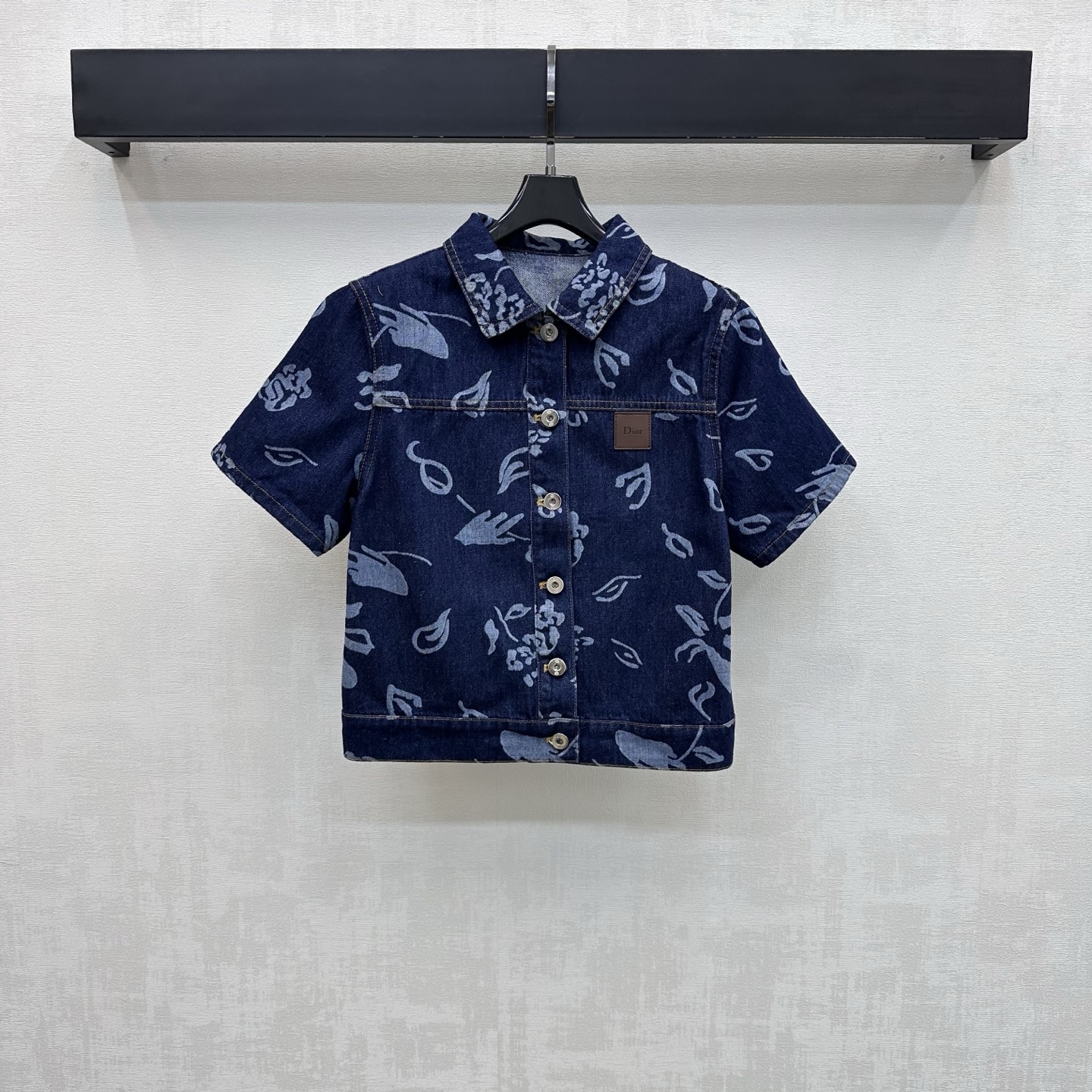 NO:886114,Dio*2026 new arrival printed denim short-sleeved jacket made of YB imported twill cotton denim material, breathable and comfortable, full of texture, decorated with a large area of contrasting retro pattern elements to add layering to the look. Iconic engraved letter leather label is embellished on the chest to highlight the brand tone. Development of fabric accessories. Lapel short-sleeved cardigan jacket cut. Can be paired with a series of shorts. Easily wear long legs with good proportions. Stylish in complete sets. More fashionable for dating and leisure.  High version,,dior,shorts,jackets & coats,T-shirt,19860909Dio*2026新品上架印花牛仔短袖外套定制YB进口斜纹棉牛仔材质 透气舒适 质感十足 通体饰以大面积勾勒撞色复古花纹元素 增添造型层次感 标志性刻印字母皮标点缀于胸前装饰 彰显品牌调性 面辅料开发 翻领短袖开襟外套剪裁 可搭配系列短裤 轻松穿出长腿好比例 成套穿搭出彩时髦 约会休闲更显时髦风范  高版本,,dior,shorts,jackets & coats,T-shirt,,Women's clothing